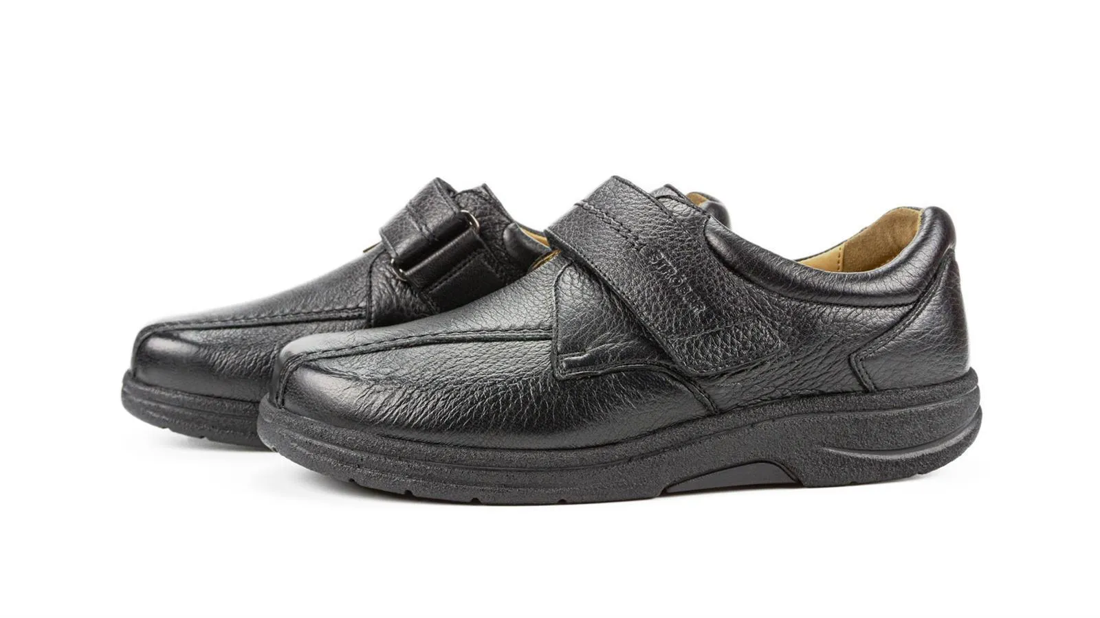 MOJO Schuh aus schwarzem Hirschleder in Weite K/M, seitlich auf einem neutralen Hintergrund präsentiert.