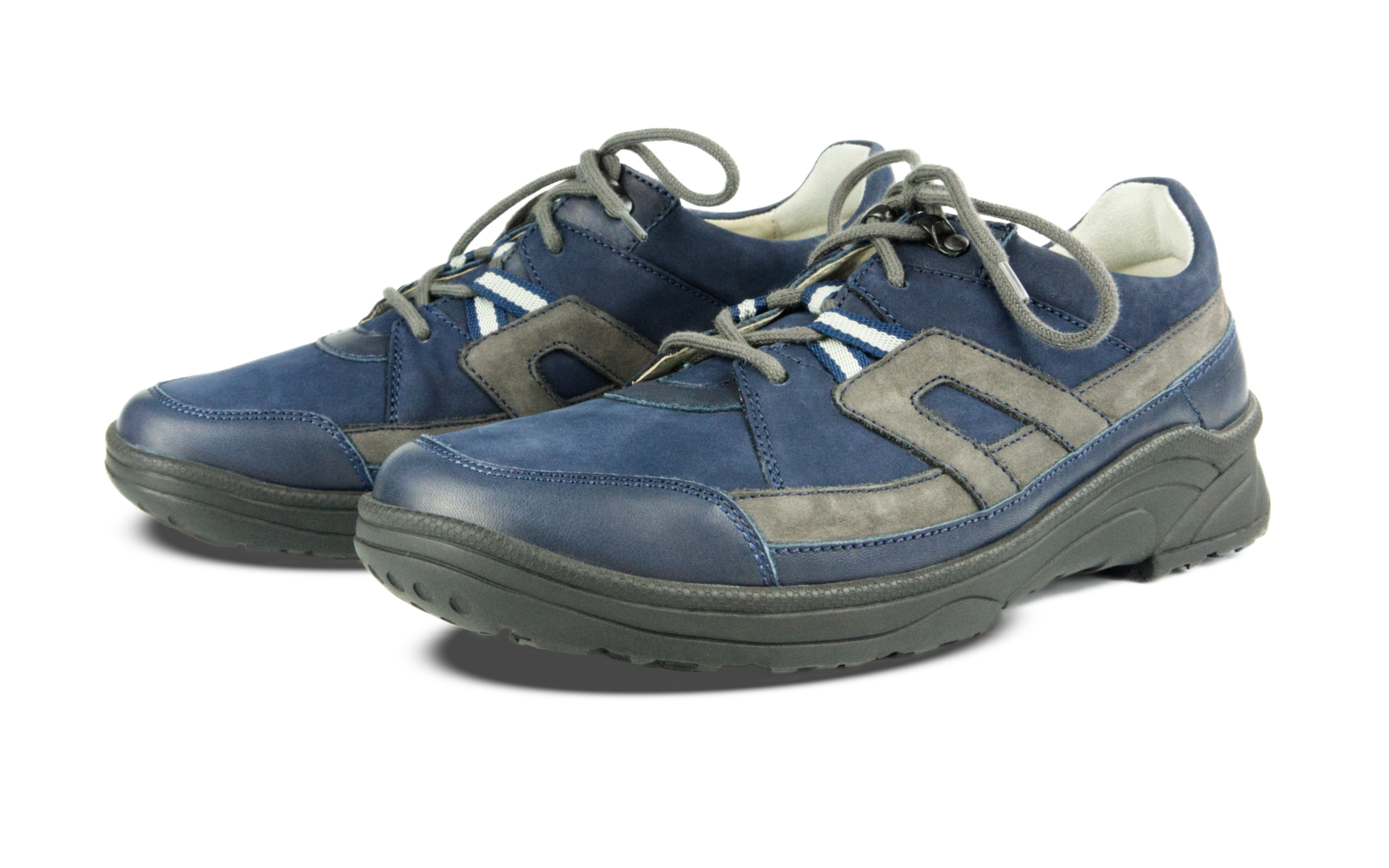 Der Schuh SAMSON Napa + Nubuk in blau und braun, elegant positioniert auf einem Holzuntergrund, zeigt seine hochwertige Verarbeitung und modisches Design.