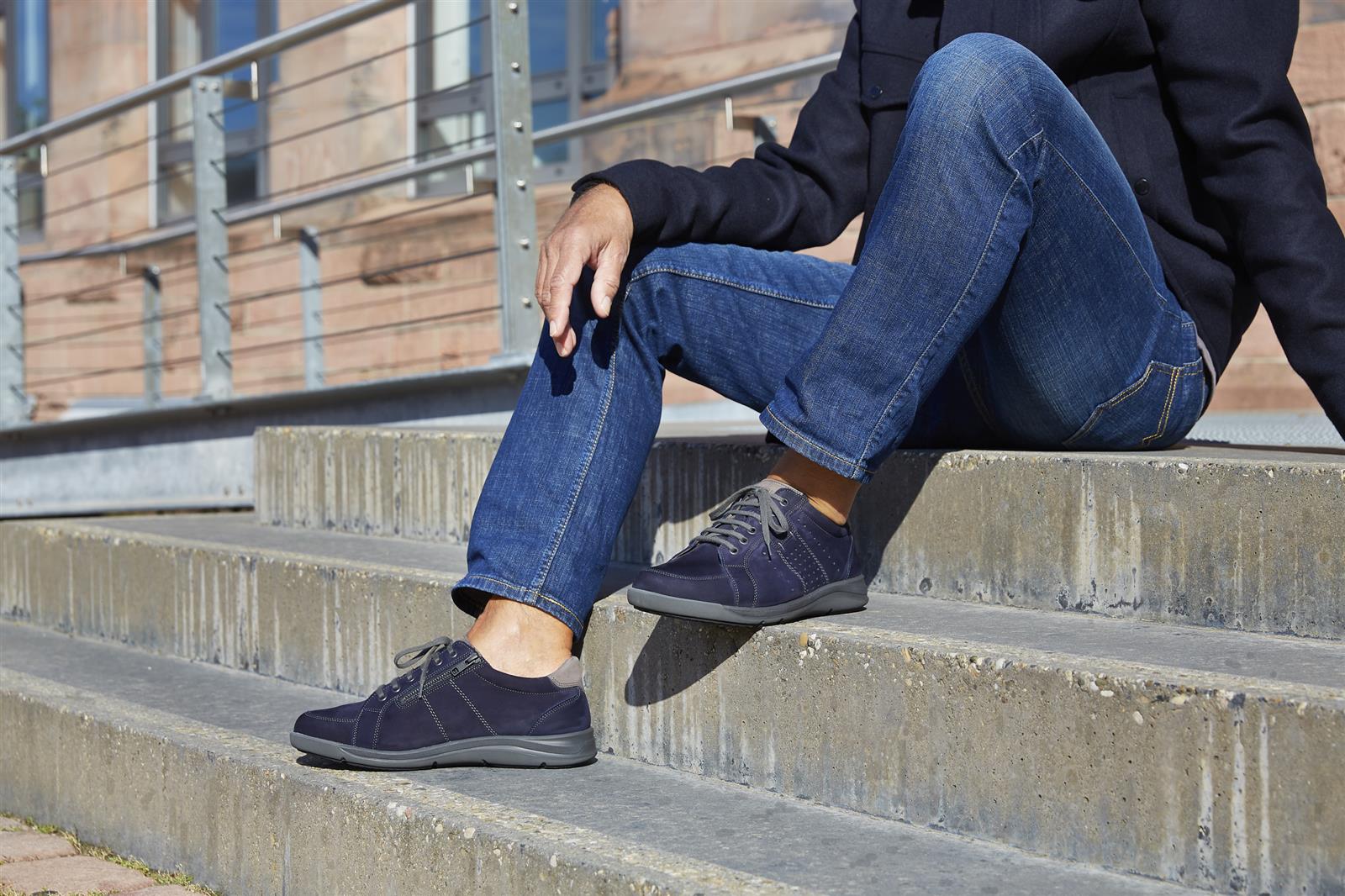 Der PASCAL Nubuk in marine steht elegant auf einem hellen Untergrund, die feine Nubuk-Oberfläche glänzt. Ideal für stilvolle Outfits.