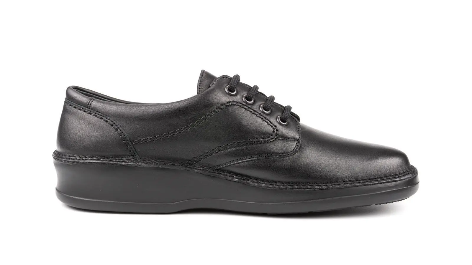 Schwarze Nappa-Schuhe ARMIN auf einem weißen Hintergrund, seitlich präsentiert, mit feinen Details und schicker Silhouette.
