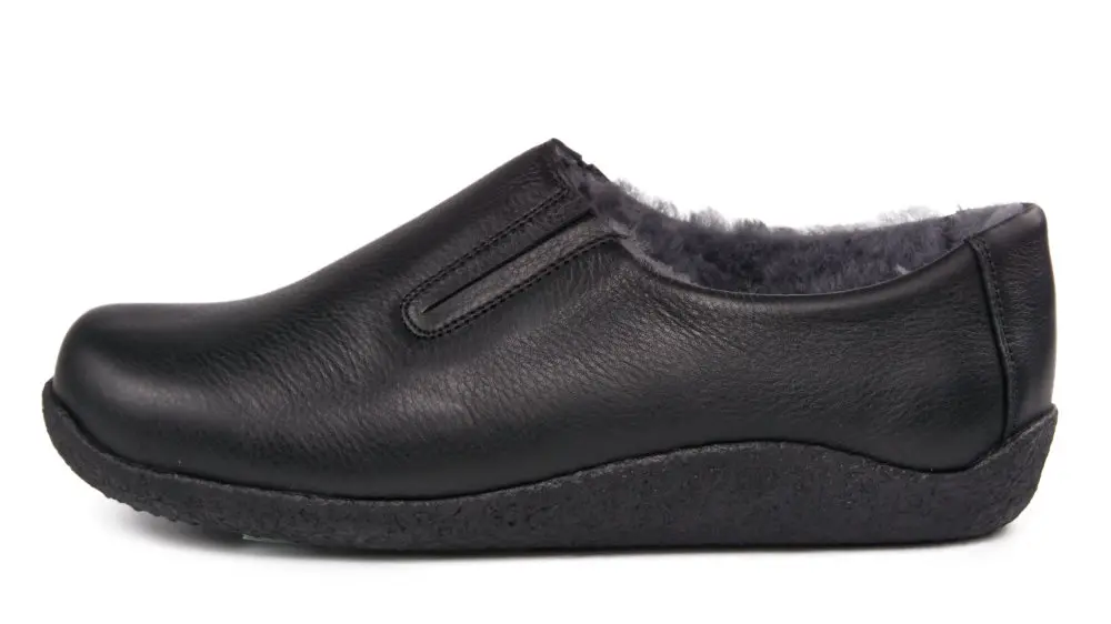Der schwarze VANISA NappaSoft Schuh mit Lammfellfutter liegt elegant auf einem hellen Untergrund. Ideal für Komfort und Stil.