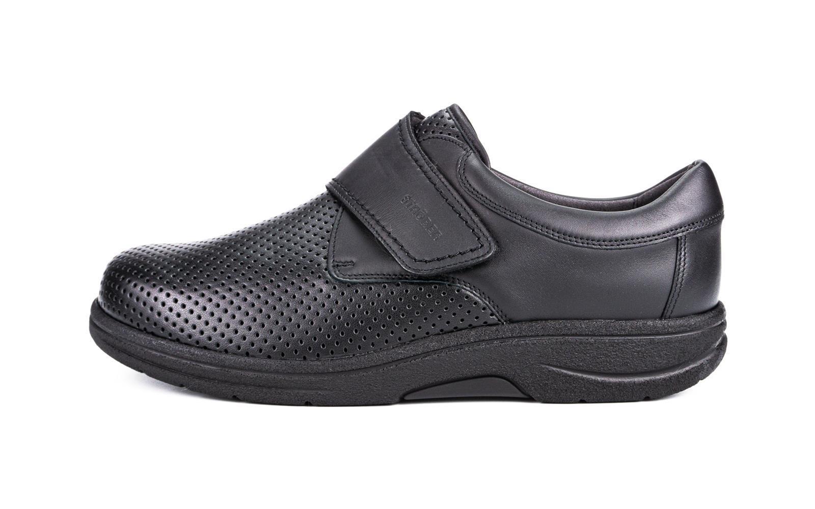 Schwarze MANOLO Schuhe aus Nappa und StretchNappa, elegant in Position auf einem hellen Untergrund.