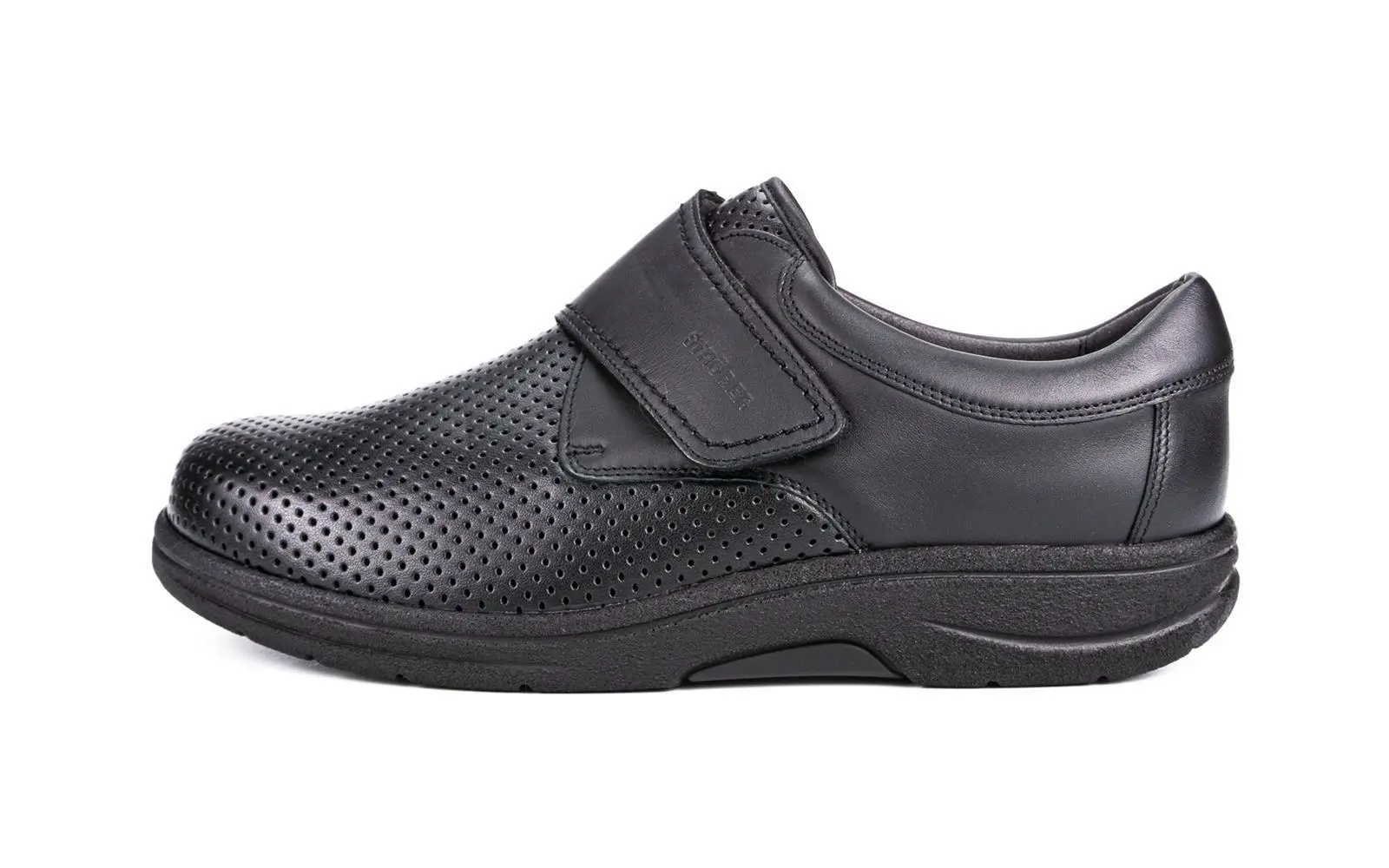 Schwarze MANOLO Schuhe aus Nappa und StretchNappa, elegant in Position auf einem hellen Untergrund.