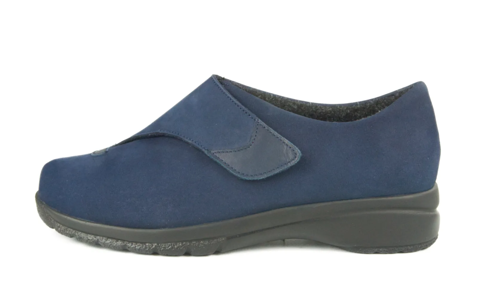 Der Schuh GIULIA Nubuk + Nappa in marine steht aufrecht, zeigt seine elegante Form und die Kombination aus Nubuk- und Nappaleder.