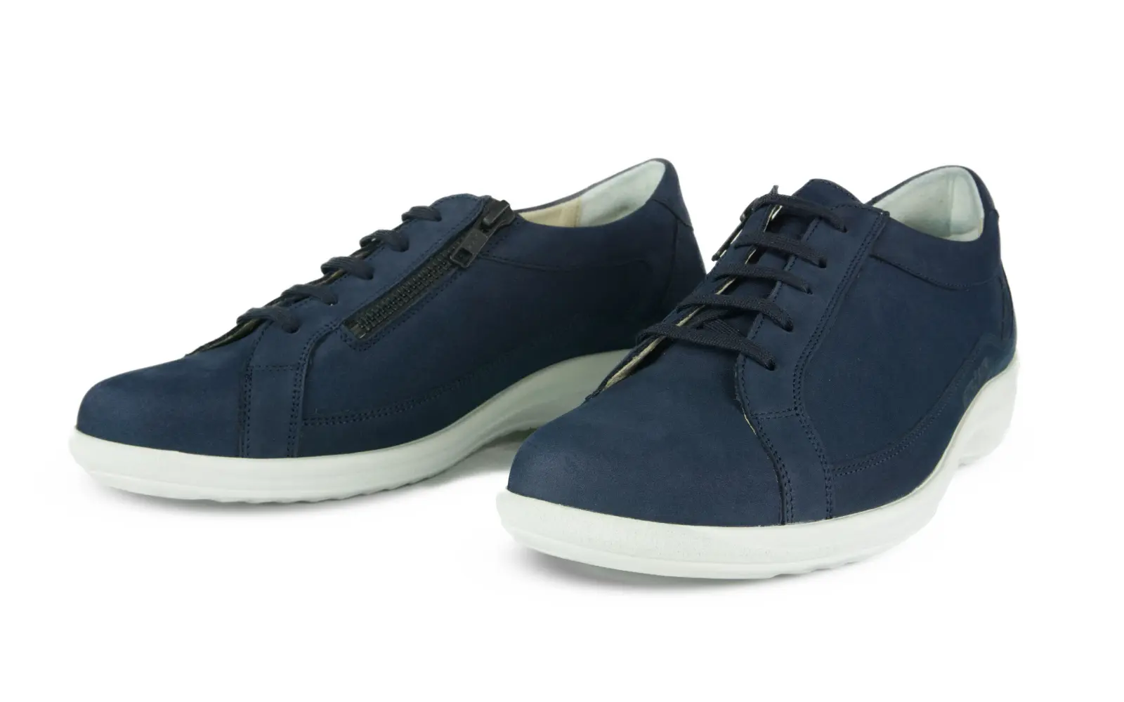 MARISSA Nubuk Schuh in marine, perspektivisch von der Seite, zeigt die weiche Nubuk-Oberfläche und elegante Silhouette.