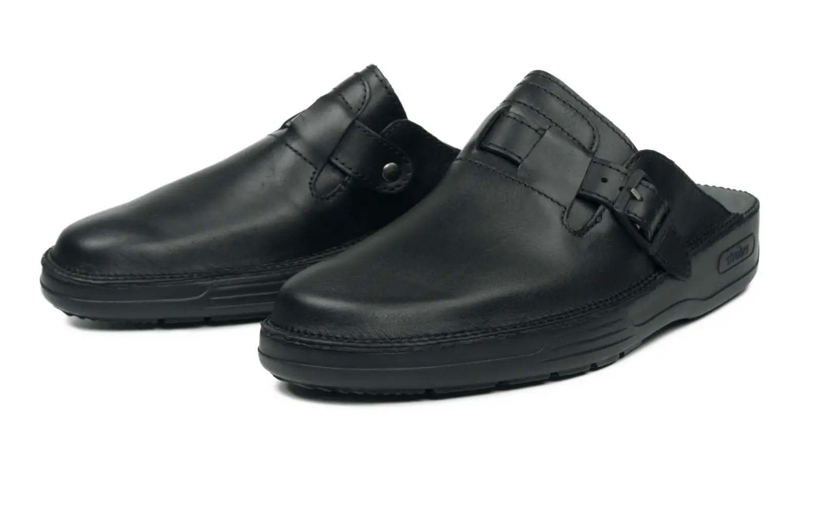 Der schwarze Schuh BEN von Buffalo steht auf einem hellen Untergrund, präsentiert seine moderne Design und robuste Sohle.