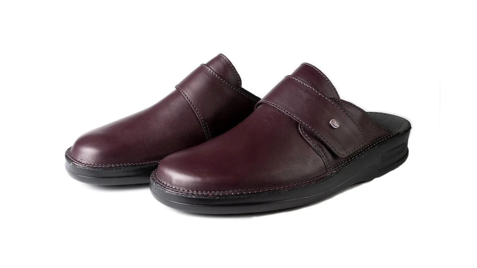 Der Schuh ANTON aus bordeaux Nappa-Leder steht elegant auf einem hellen Untergrund, seine feine Verarbeitung ist gut sichtbar.