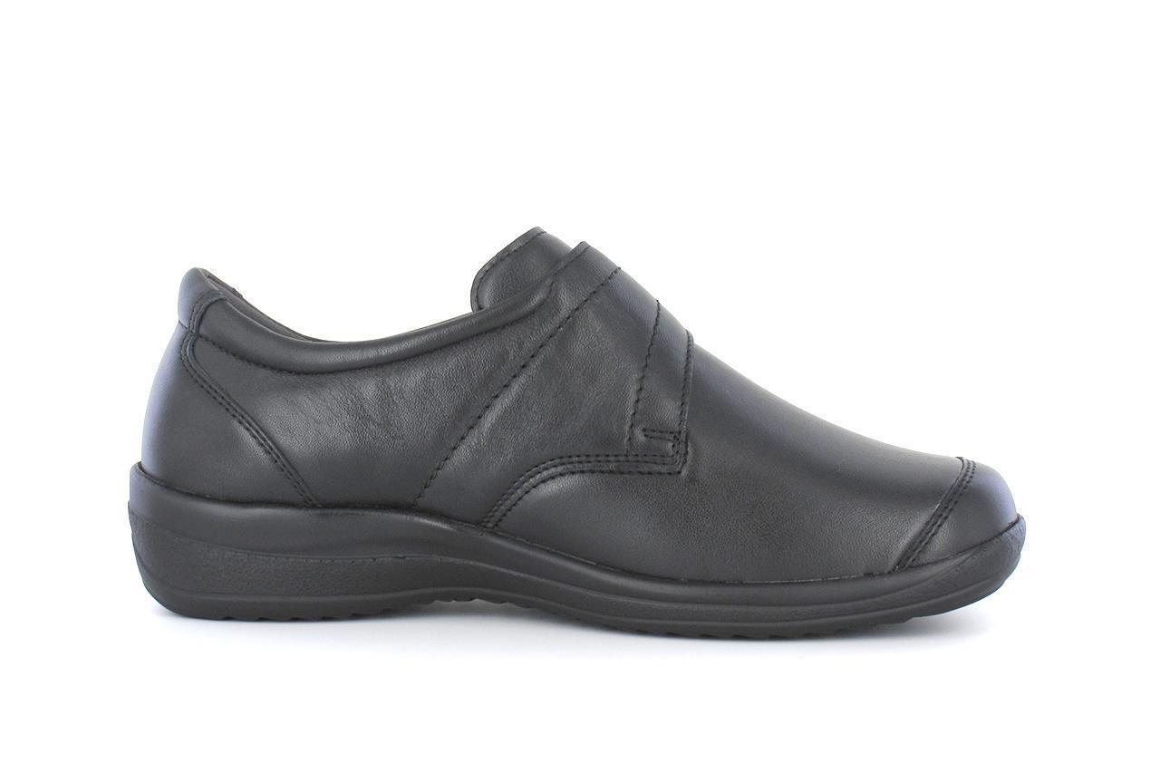 Der Schuh MASCHA in schwarz aus Nappa-Stretch, Weite M, ist auf einem weißen Hintergrund abgebildet und zeigt seine elegante Form und Flexibilität.