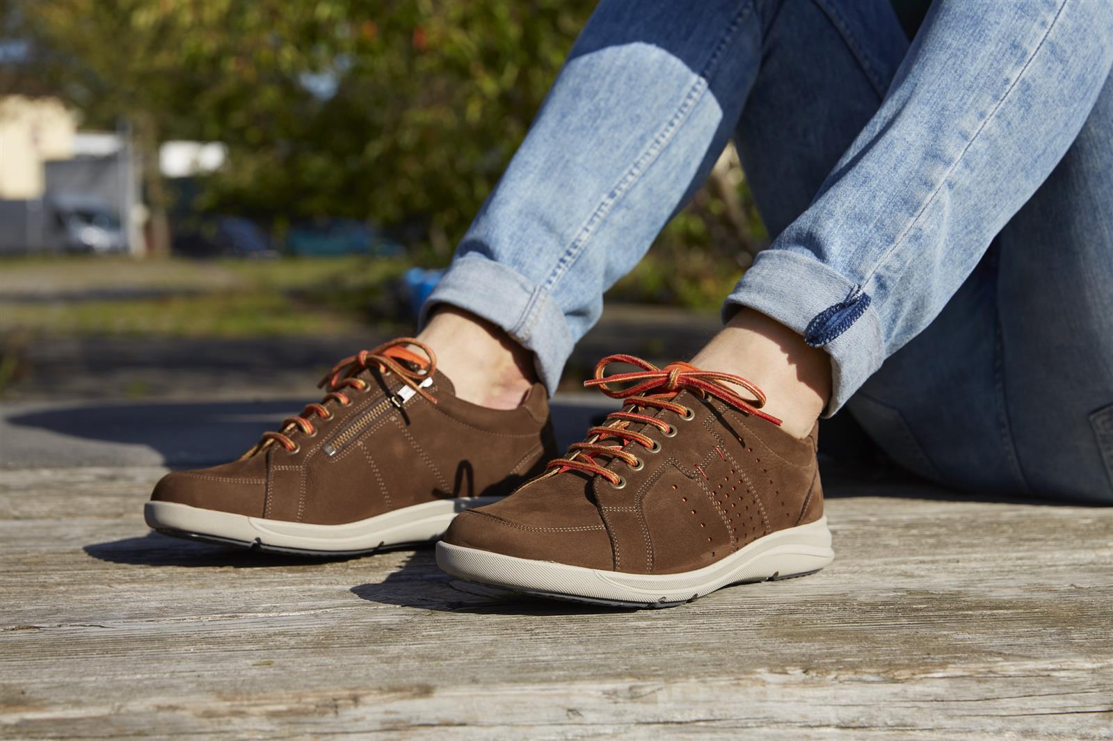 Der Schuh PASCAL aus Nubukleder in Tartufo Orange steht auf einem hellen Untergrund und präsentiert sein modernes Design.