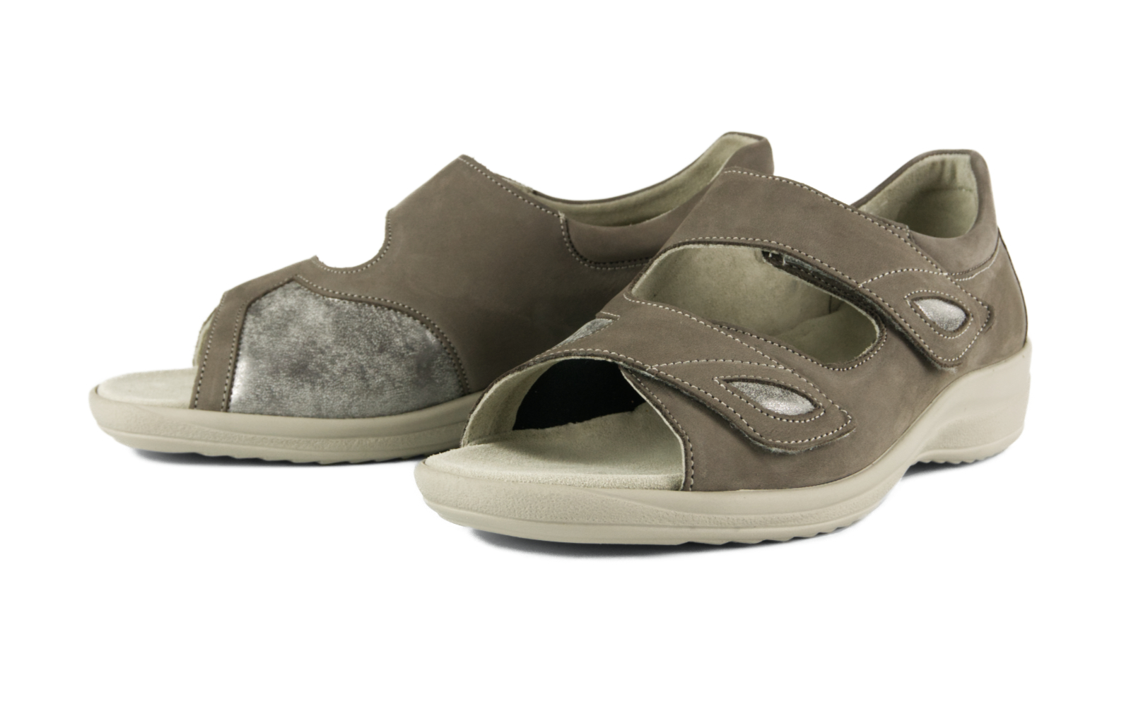 HANKA Nub+StrUsed in grey, seitlich auf einem hellen Untergrund platziert, zeigt die bequeme und elegante Schuhgestaltung.