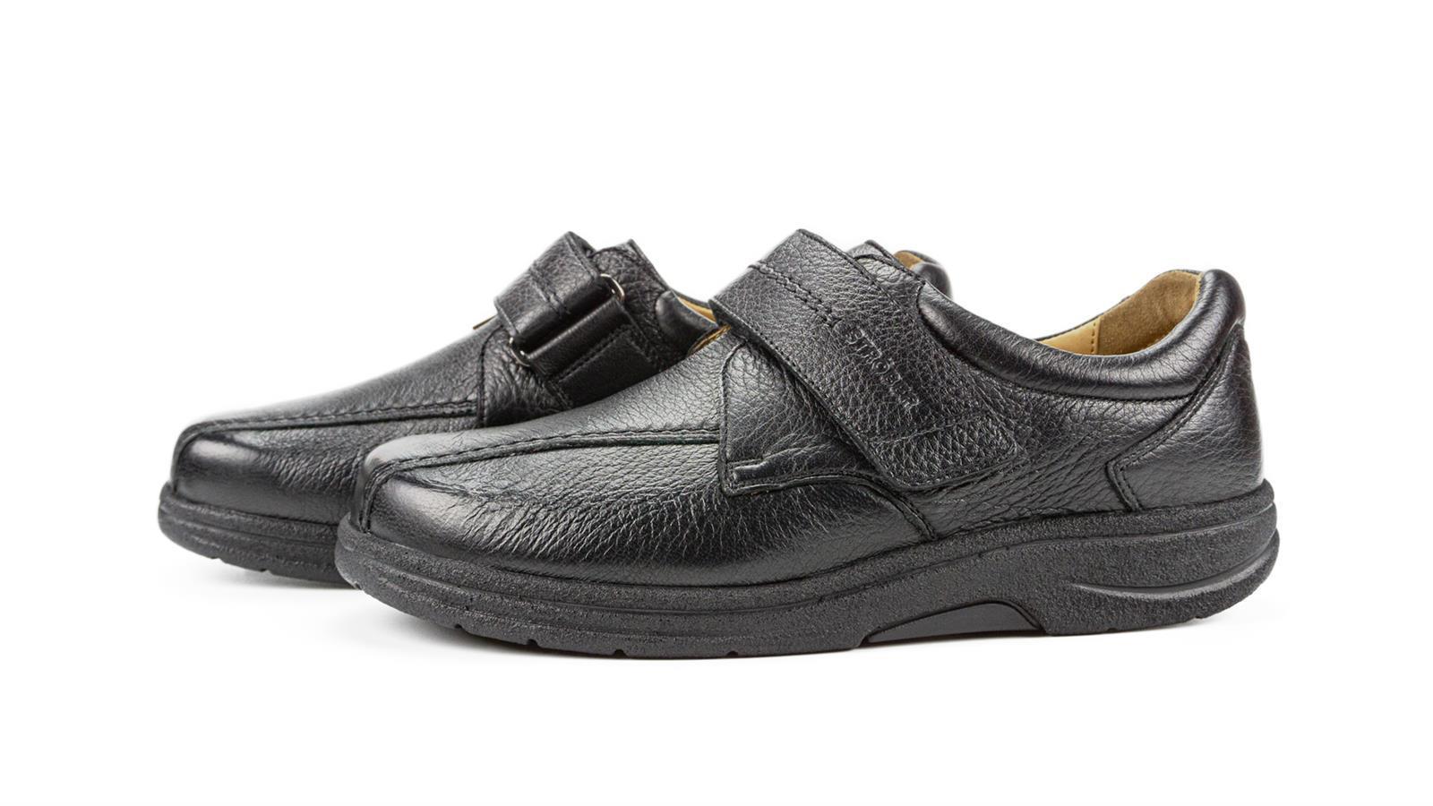 MOJO Schuh in schwarz aus Hirschleder, abgebildet von der Seite, zeigt die Weite H/J für optimalen Tragekomfort.