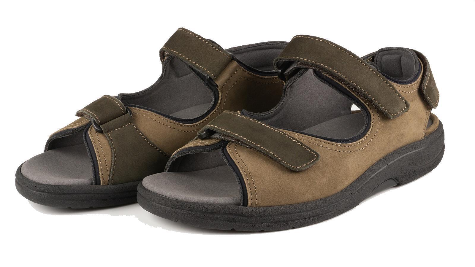 Der Schuh MATTHIAS aus Nubuk-Neopren in torf-cafe, elegant seitlich auf einem hellen Untergrund platziert, zeigt seine hochwertige Verarbeitung.