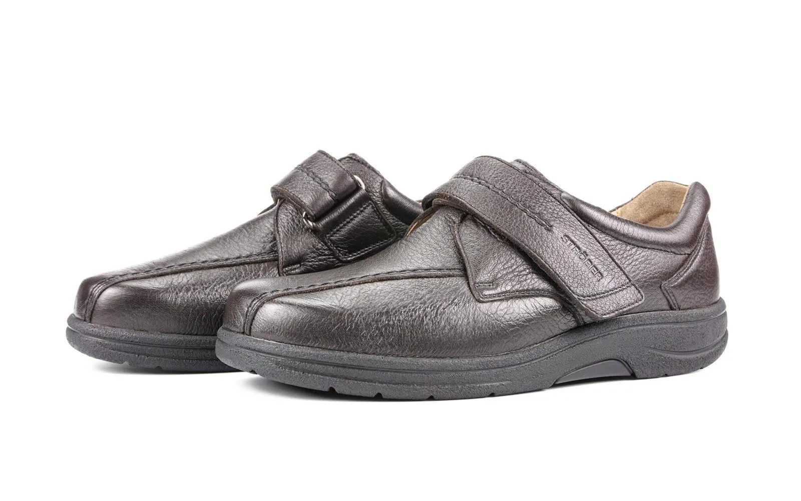 Der Schuh MOJO in Hirschleder in espresso, Weite K/M, seitlich auf einem neutralen Hintergrund präsentiert.