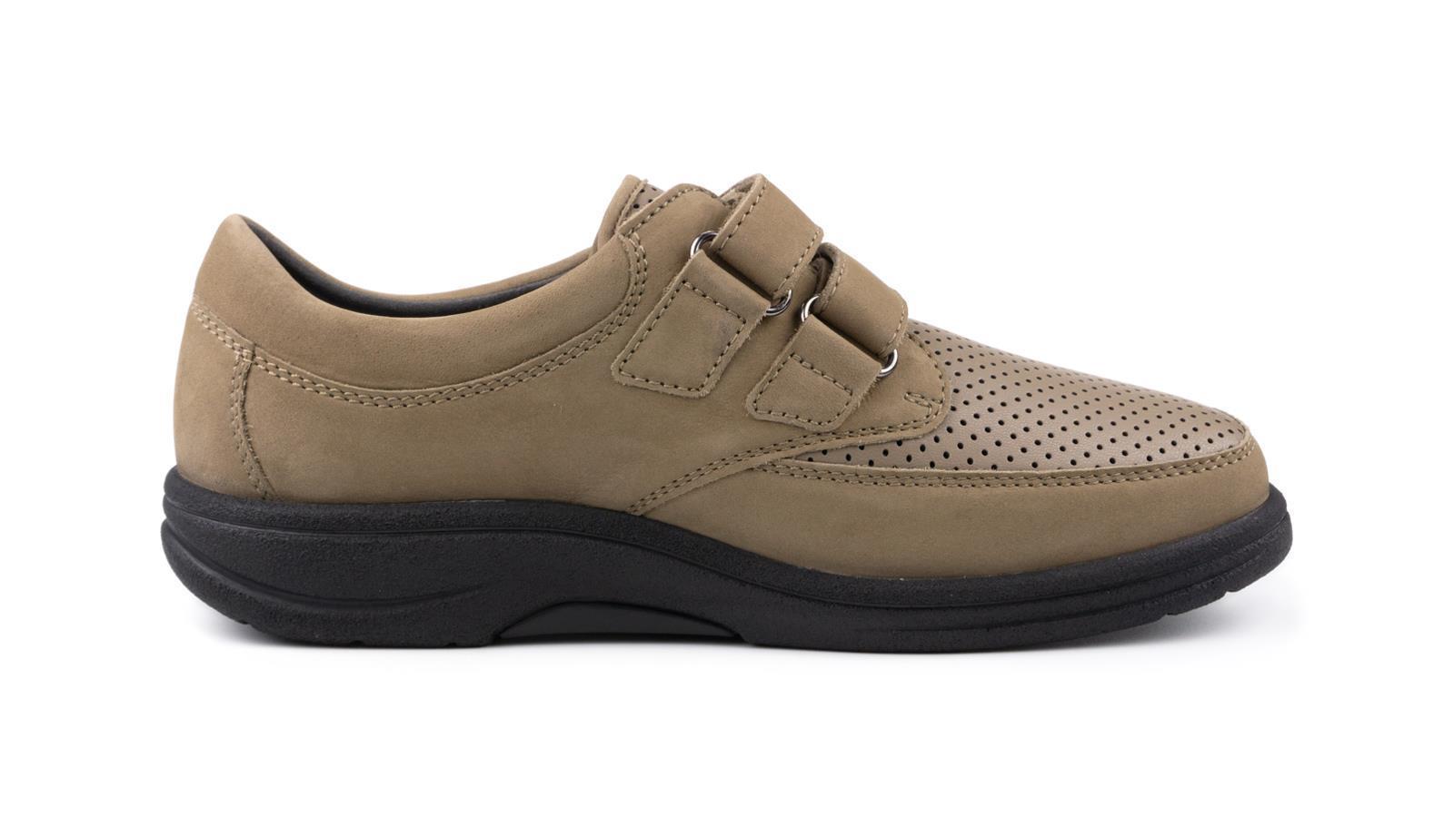 Der stilvolle MARCELLO Schuh aus stonefarbener Nubuk-StretchNappa, elegant auf einem neutralen Hintergrund platziert.