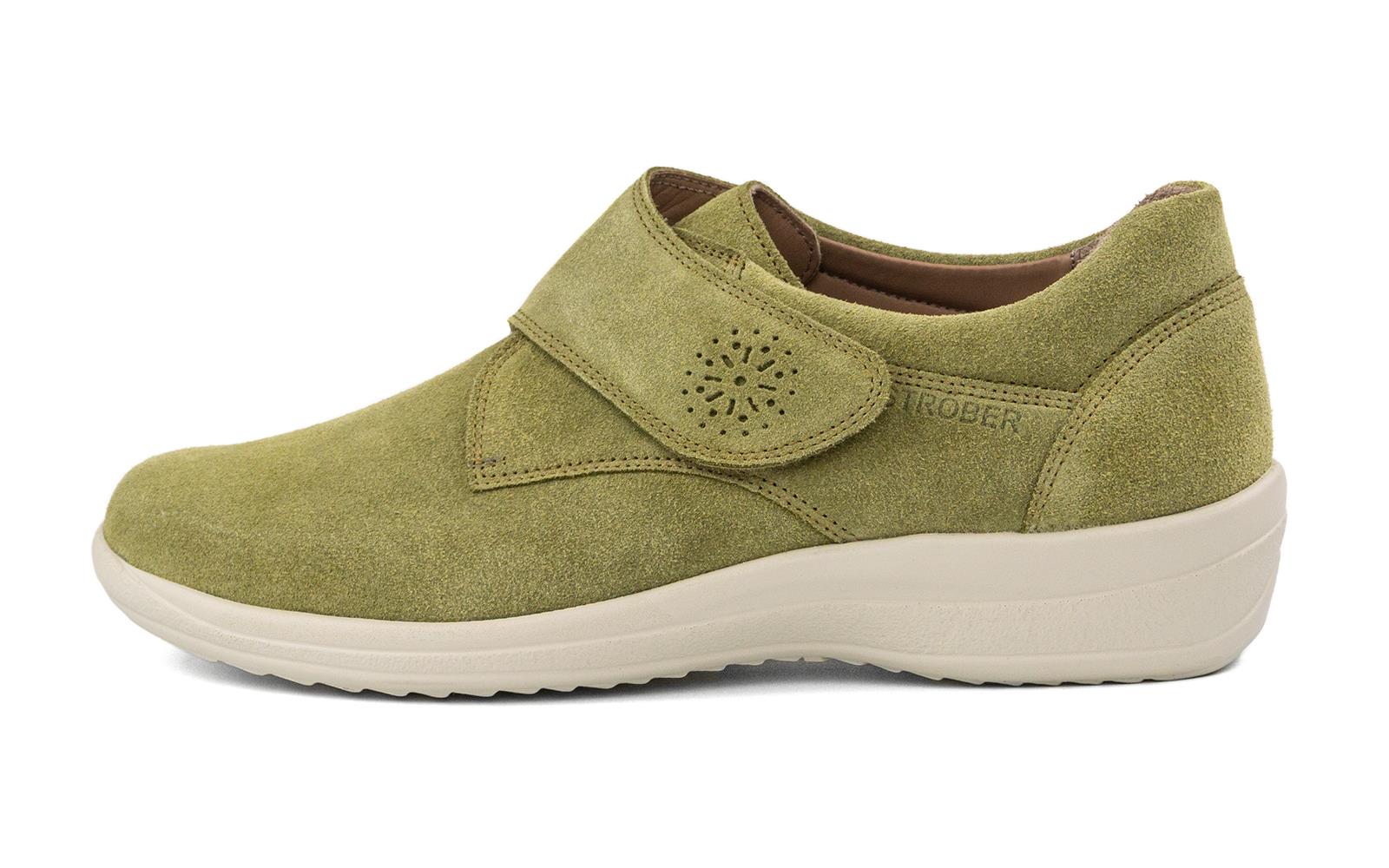 MARLA Velour in bambus Der MARLA Velour Schuh in Bambus steht auf einem schlichten Untergrund, mit weichem Veloursleder und elegantem Design, ideal für den Alltag.