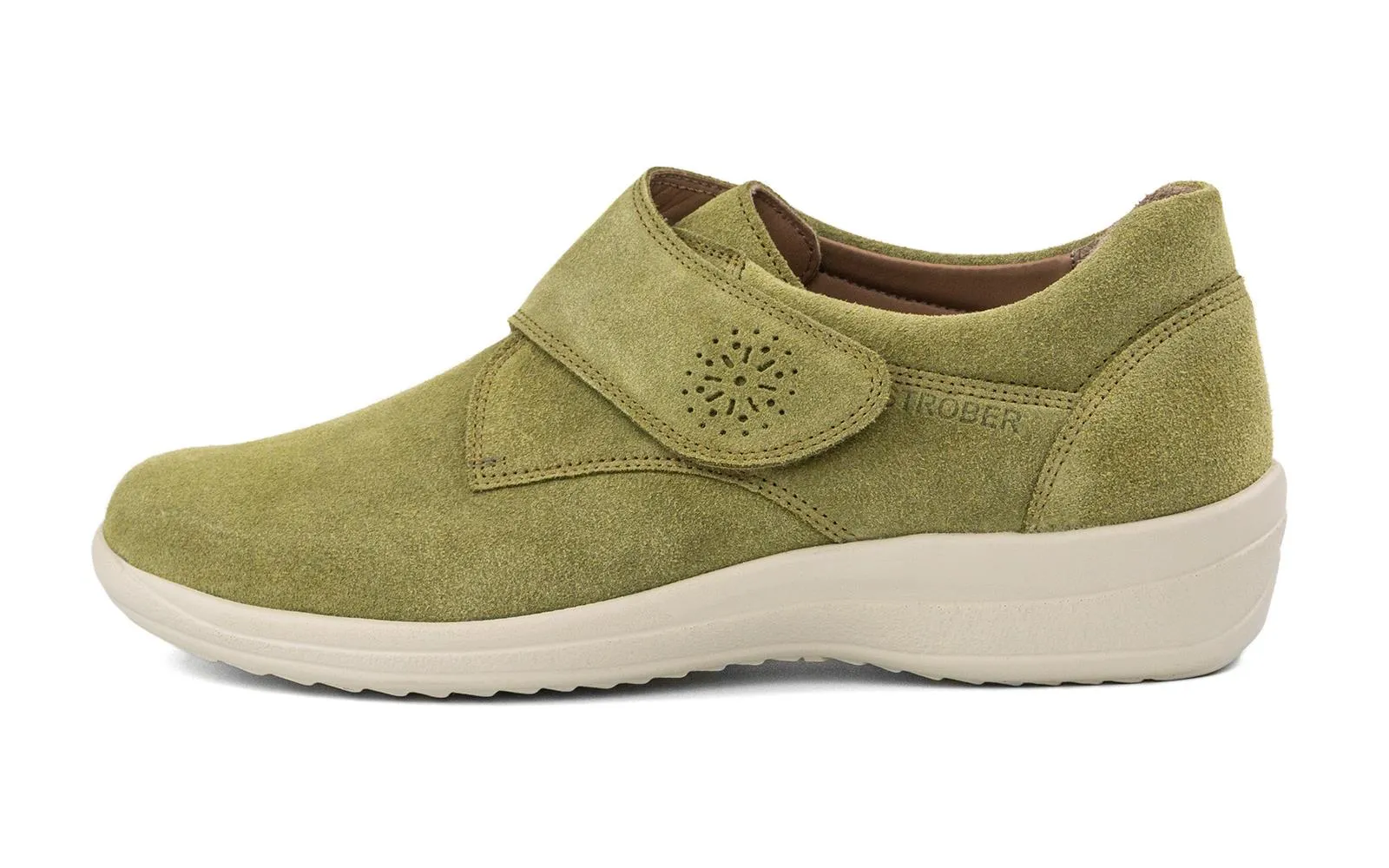 Der MARLA Velour Schuh in Bambus steht auf einem schlichten Untergrund, mit weichem Veloursleder und elegantem Design, ideal für den Alltag.