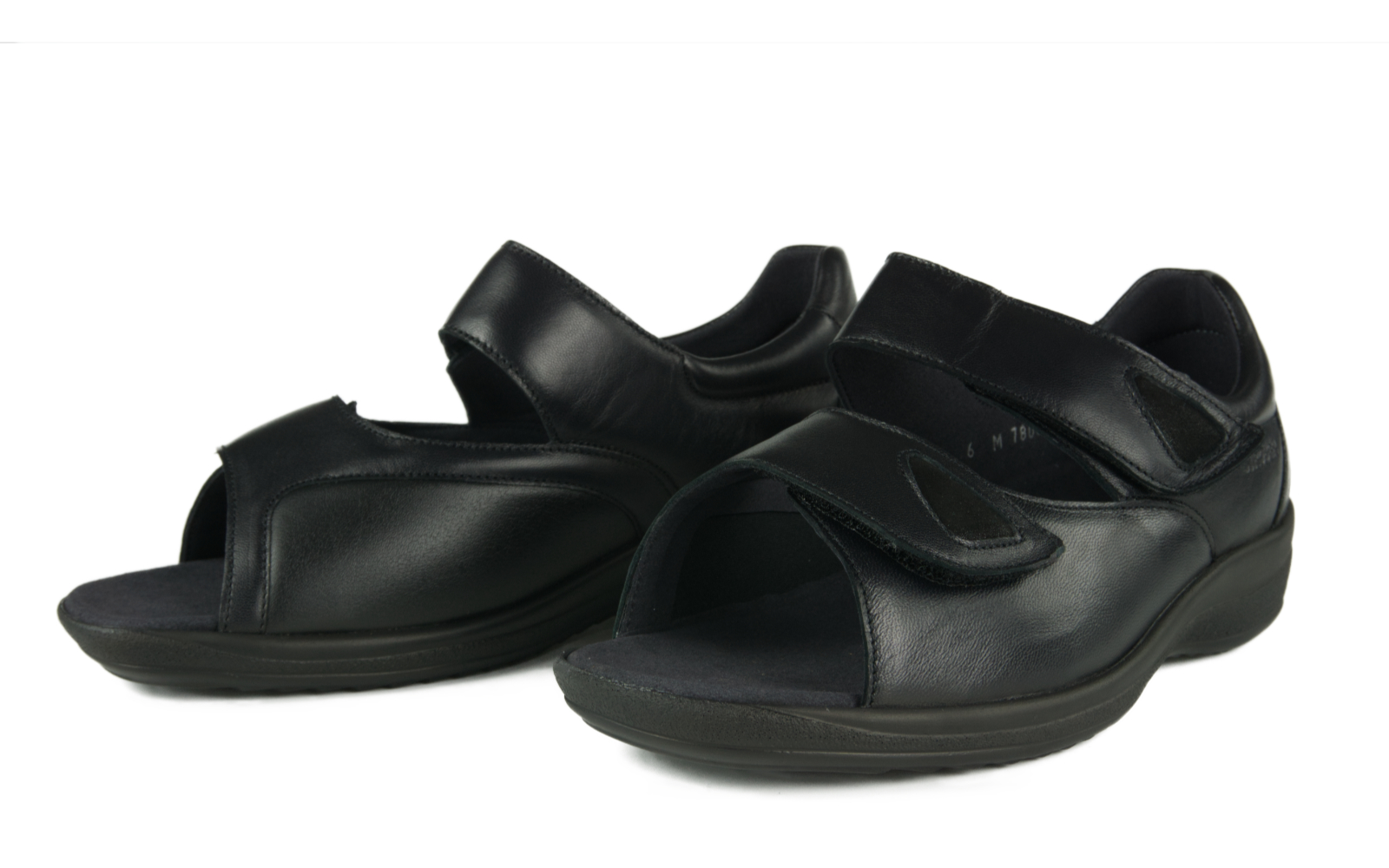 Schwarze HONEY LammNappa+StretchNappa Schuhe seitlich positioniert, auf einem neutralen Hintergrund.