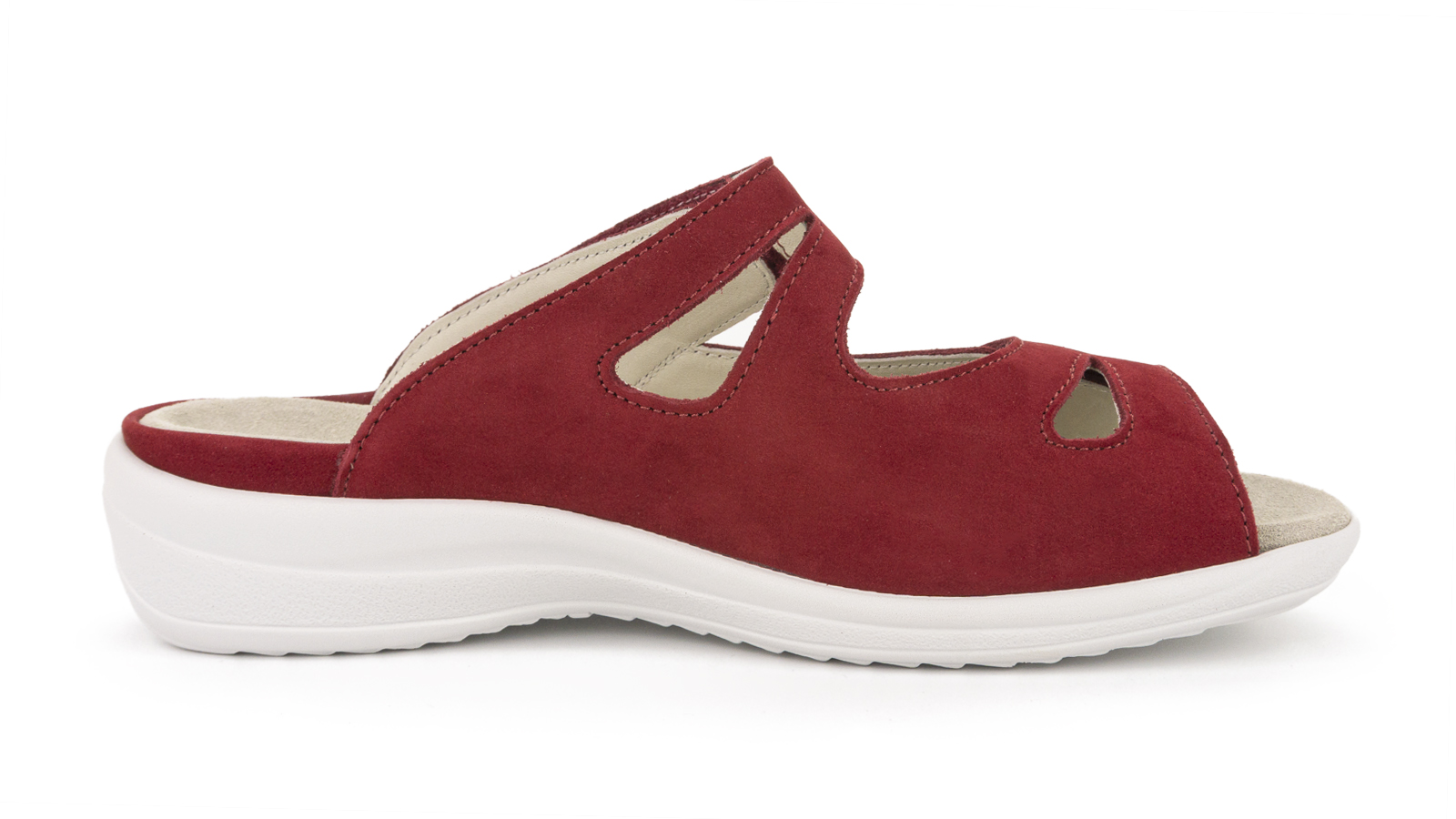 Roter Nubuk-Schuh HANNA, elegant auf einem hellen Untergrund platziert, mit einer leichten Rundung an der Spitze.