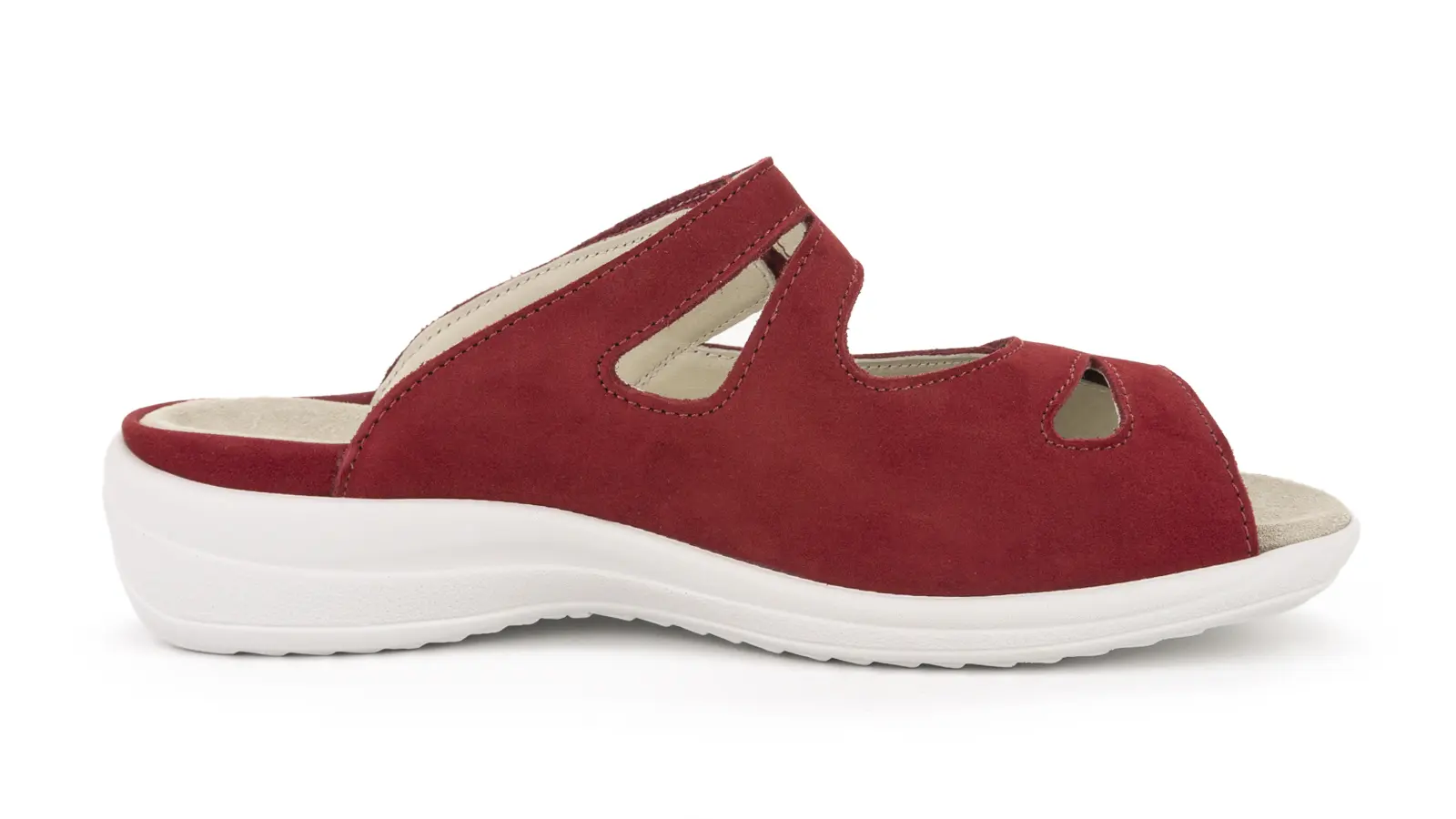 Roter Nubuk-Schuh HANNA, elegant auf einem hellen Untergrund platziert, mit einer leichten Rundung an der Spitze.