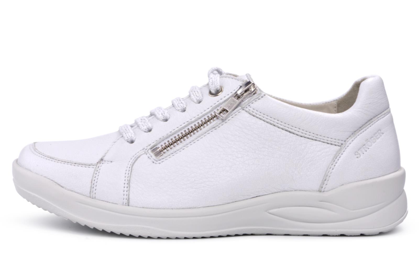 Der Schuh KORDULA Hirsch in weiß, elegant positioniert auf einem hellen Untergrund, betont seine hochwertige Verarbeitung und stilvolle Erscheinung.