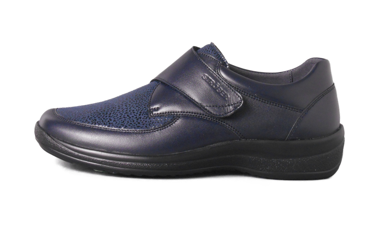 Der MURIEL Sport Nappa + Stretch Leopard in marine zeigt sich seitlich auf einem neutralen Hintergrund, mit einem auffälligen Leopardenmuster und optimaler Passform.