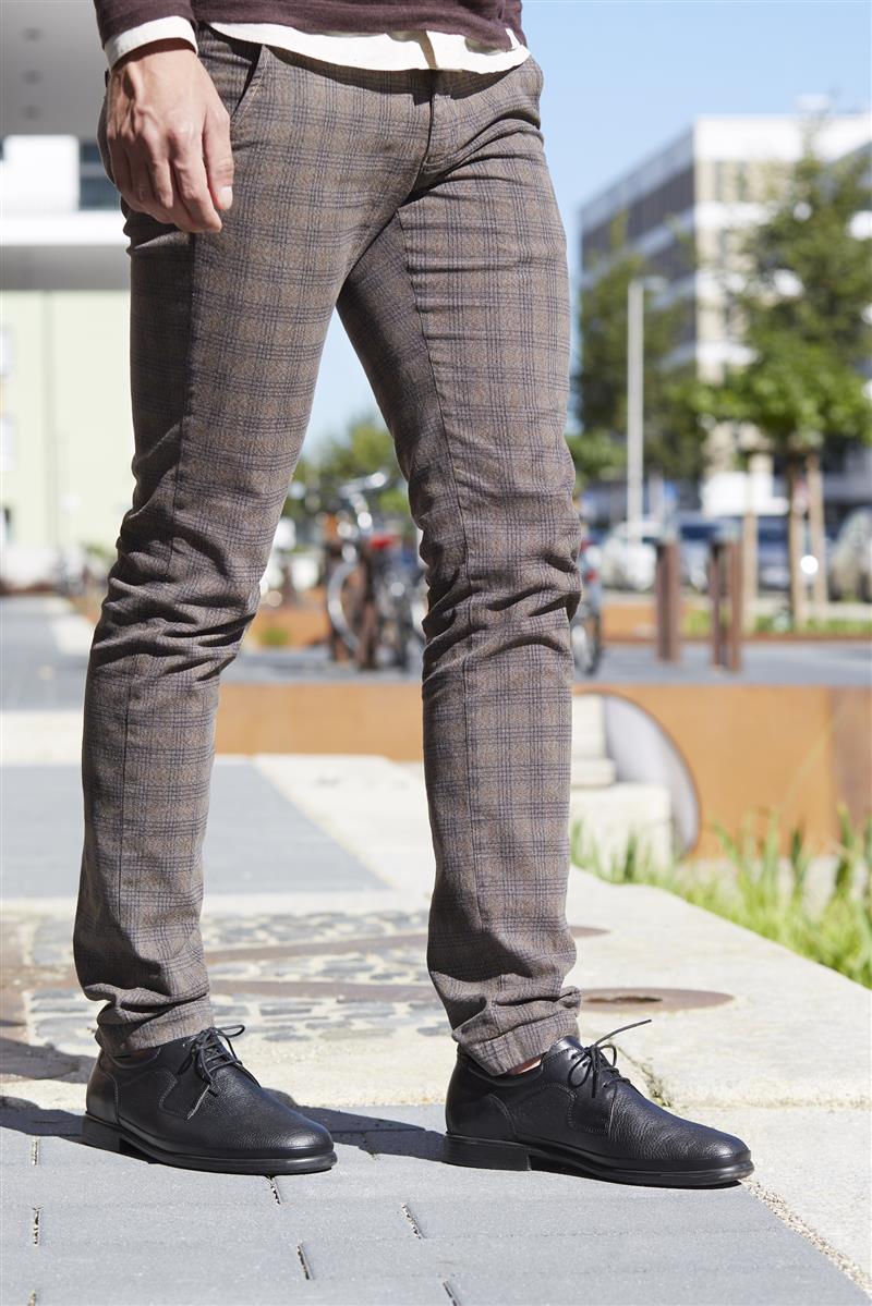 Schwarze Nappa-Hirsch Schuhe EMIL in Weite H, elegant auf einem neutralen Hintergrund präsentiert.