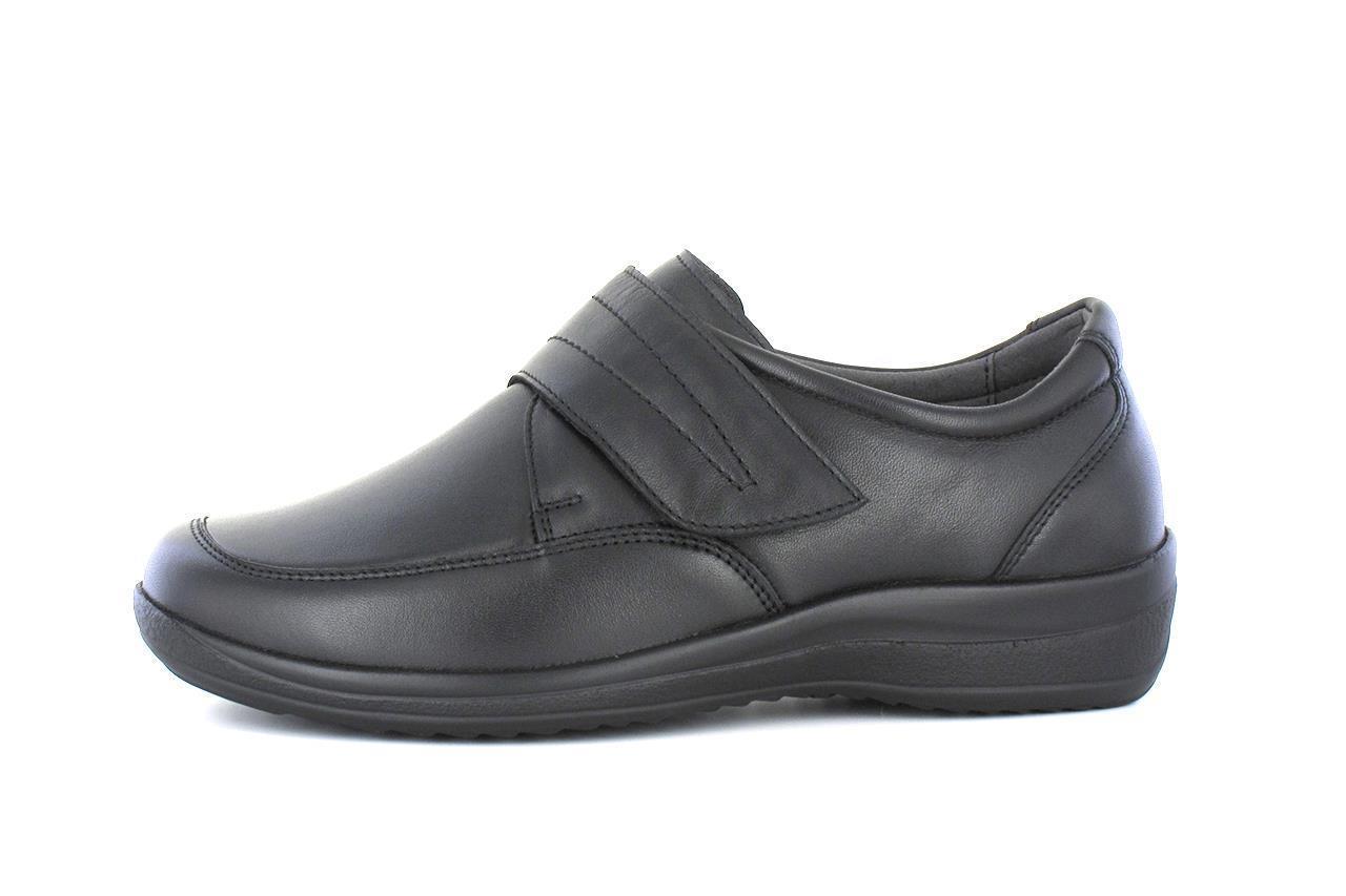 Schwarze Nappa-Stretch Schuhe MASCHA in Weite M, seitlich auf einem neutralen Untergrund präsentiert.