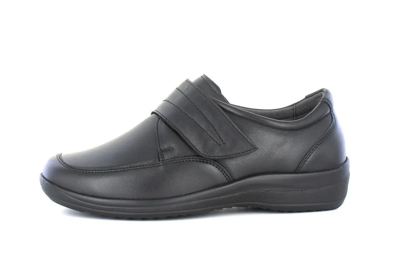 Schwarze Nappa-Stretch Schuhe MASCHA in Weite M, seitlich auf einem neutralen Untergrund präsentiert.