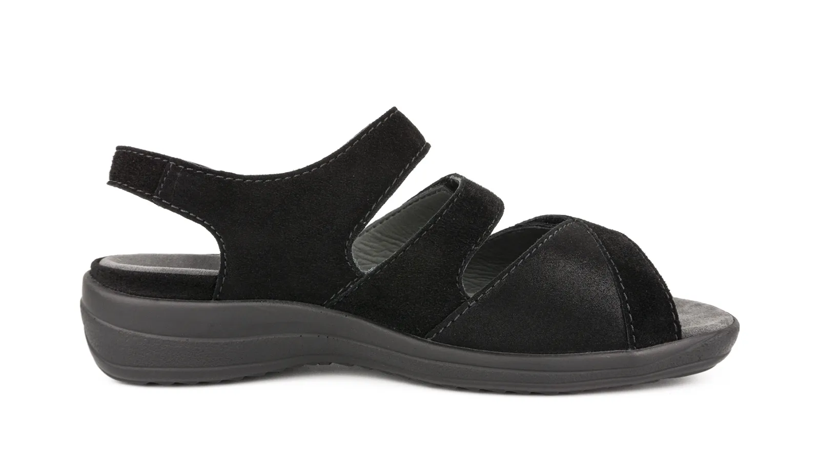 Der Schuh HEDWIG in schwarz aus Lammvelours steht auf einem neutralen Hintergrund, mit Fokus auf der eleganten Form und den feinen Details.