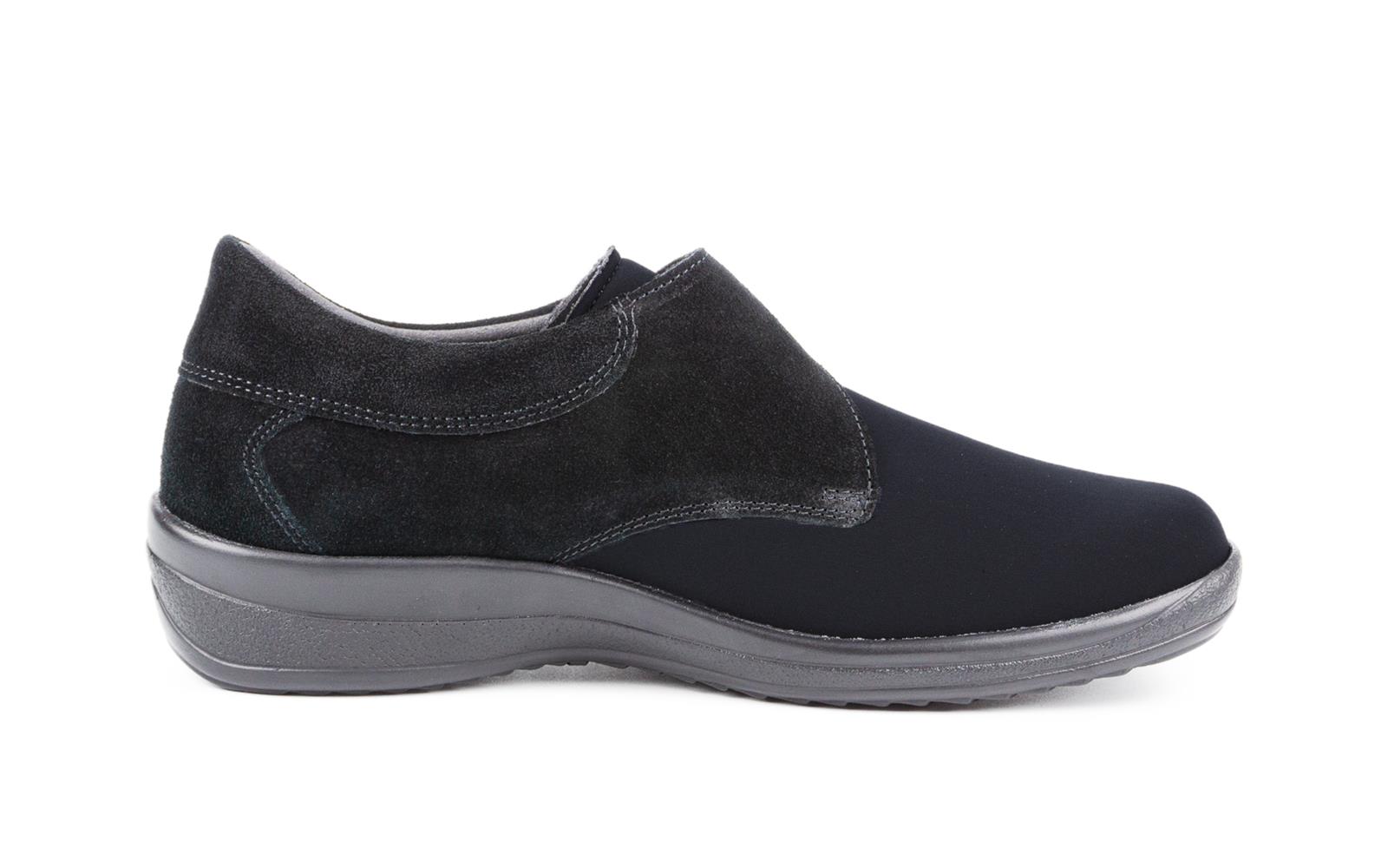 Schwarze MARINA Schuhe aus Neopren Velour, in Weite H, seitlich positioniert auf einem neutralen Hintergrund.