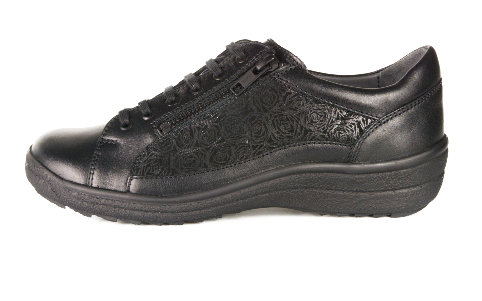 NINA Nappa LammVelourRose in schwarz NINA Nappa LammVelourRose in Schwarz, seitlich positioniert, zeigt das elegante Design und die hochwertige Verarbeitung der Schuhe.