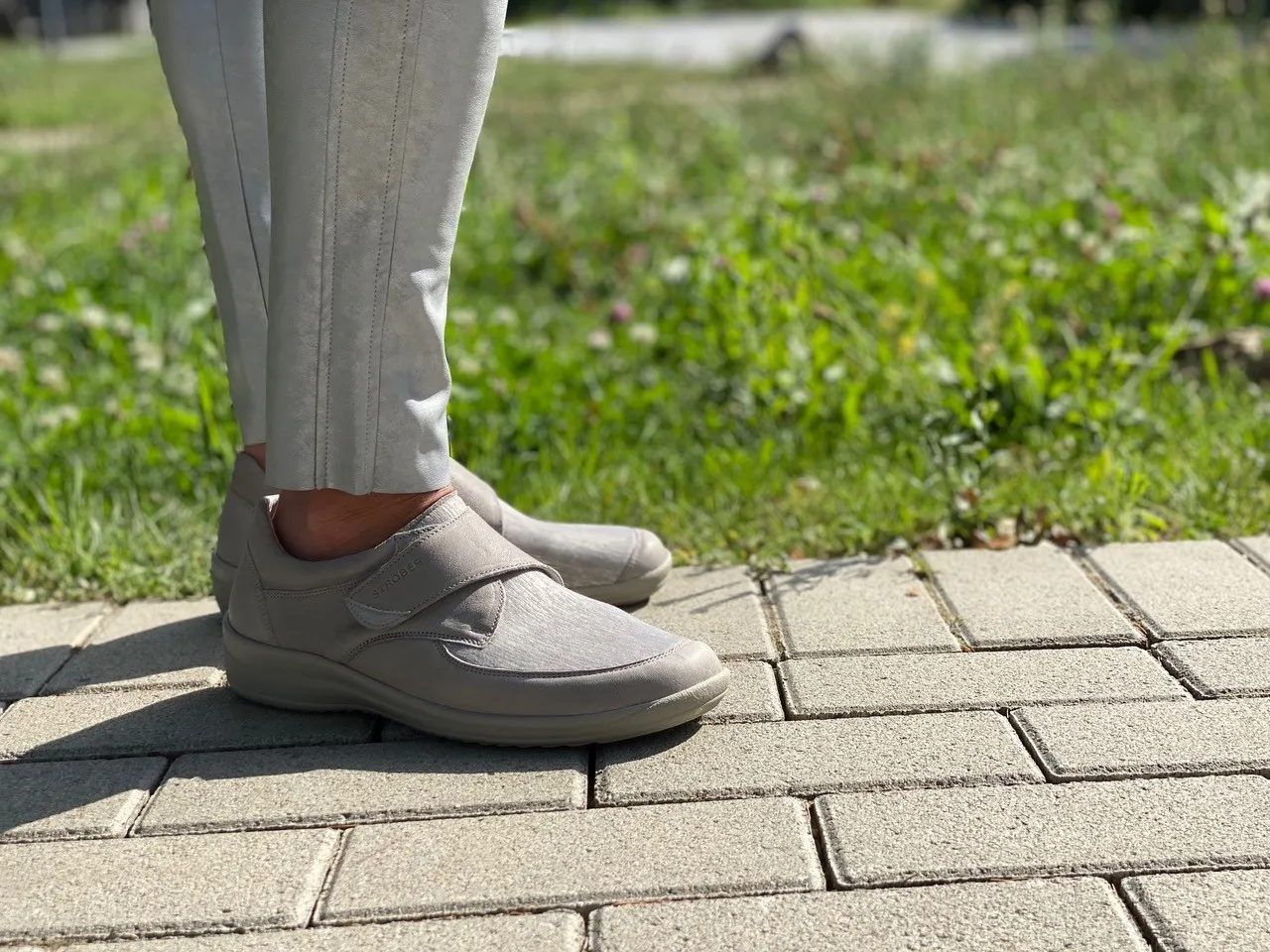 Bild des Schuhs MURIEL, LammBrush Stretch in beige, Weite H, von der Seite präsentiert mit einem eleganten Design und flexibler Passform.