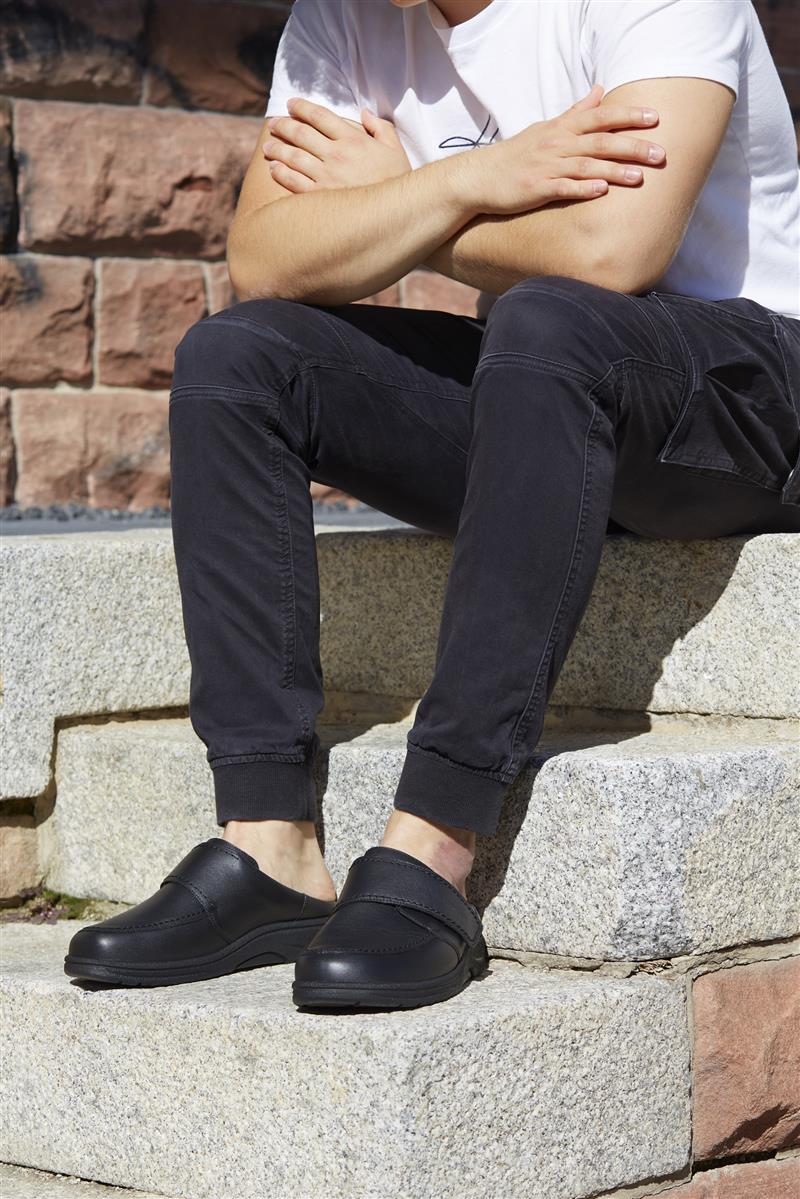 Der Schuh MOSES aus SportNappa in schwarz, mit Weite H/J, steht auf einem neutralen Hintergrund und zeigt sein modernes Design.