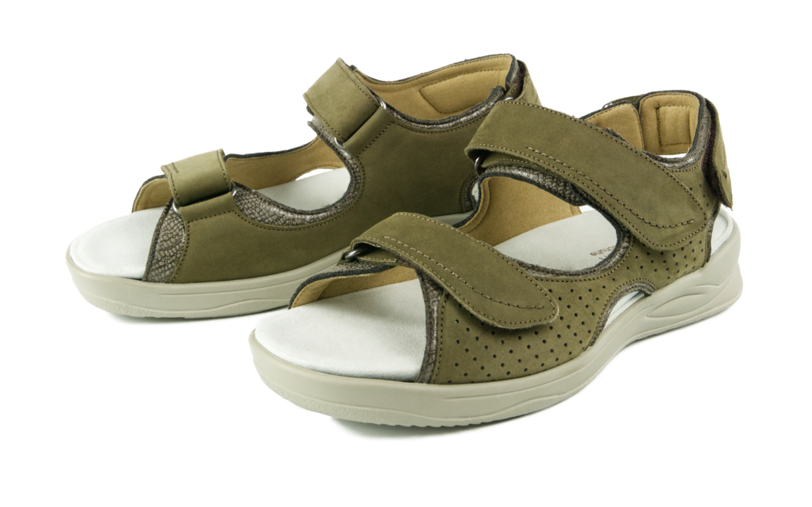 KATHARINA Nubuk+StretchCell in fels, seitlich auf einem hellen Untergrund platziert, zeigt die weichen Materialien und die elegante Form des Schuhs.