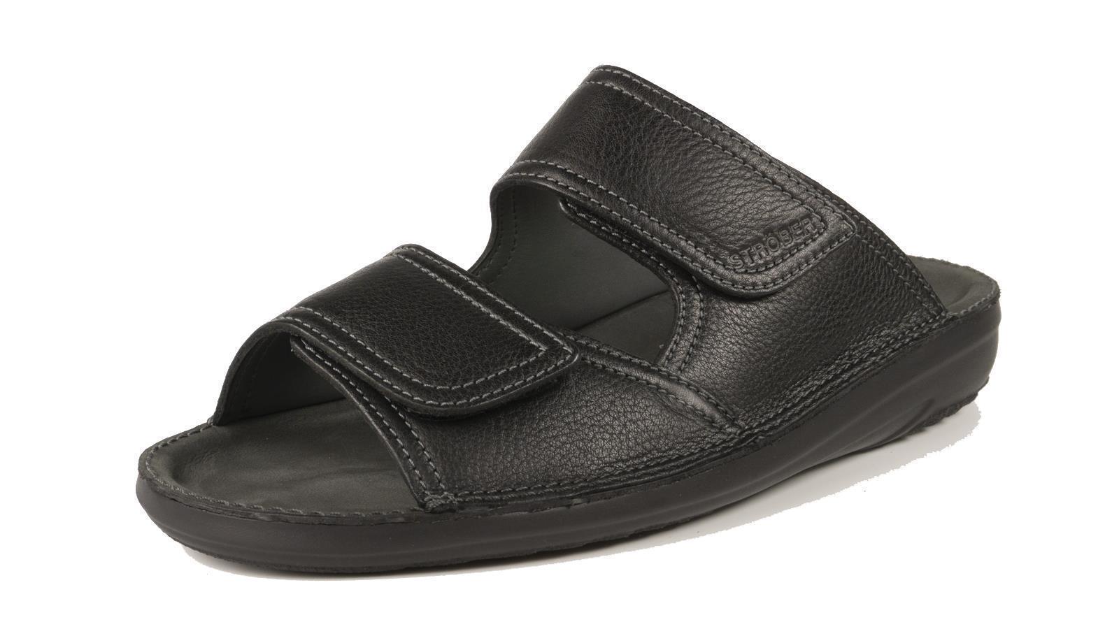 Der elegante CHRISTIAN Schuh aus SoftCalf in schwarz, seitlich platziert auf einem hellen Untergrund.