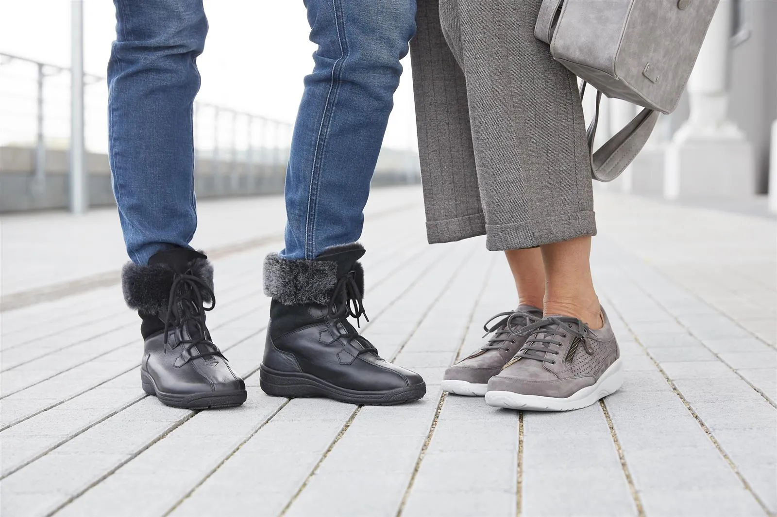 SIA, Nappa DoubleFace in schwarz, elegant auf einem weißen Hintergrund positioniert, zeigt das zeitlose Design und die hochwertige Verarbeitung.