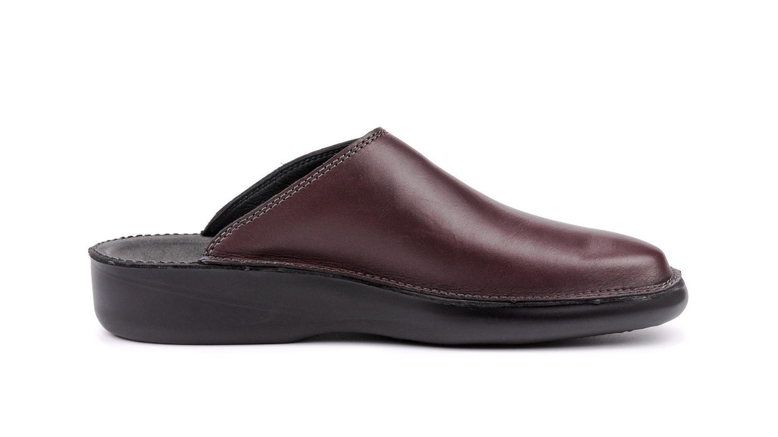 Der bordeauxfarbene ADAM von Buffalo steht elegant auf einem weißen Hintergrund, der Schuh zeigt ein modernes Design mit auffälligen Details.