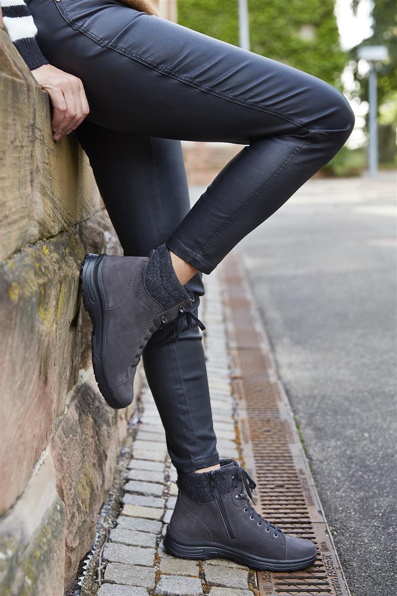 RONJA NubukFilz in schiefer mit Wollfutter, seitliche Ansicht auf einem hellen Untergrund. Hochwertiger, schwarzer Schuh für hohen Tragekomfort.