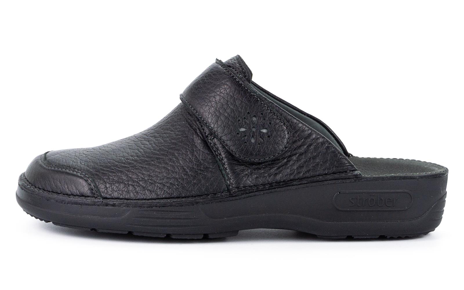 AMY Hirsch in schwarz Der schwarze AMY Schuh aus Hirschleder steht seitlich auf einem hellen Untergrund, betont durch seine elegante Form und langlebige Qualität.