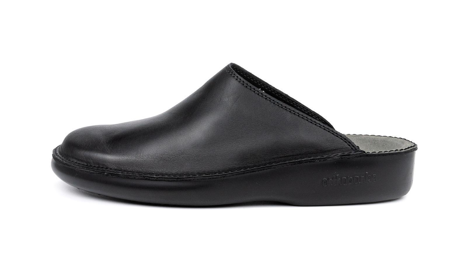 Der schwarze ADAM Buffalo Schuh steht schräg auf einem hellen Untergrund, mit einem klaren Fokus auf das hochwertige Material und das moderne Design.
