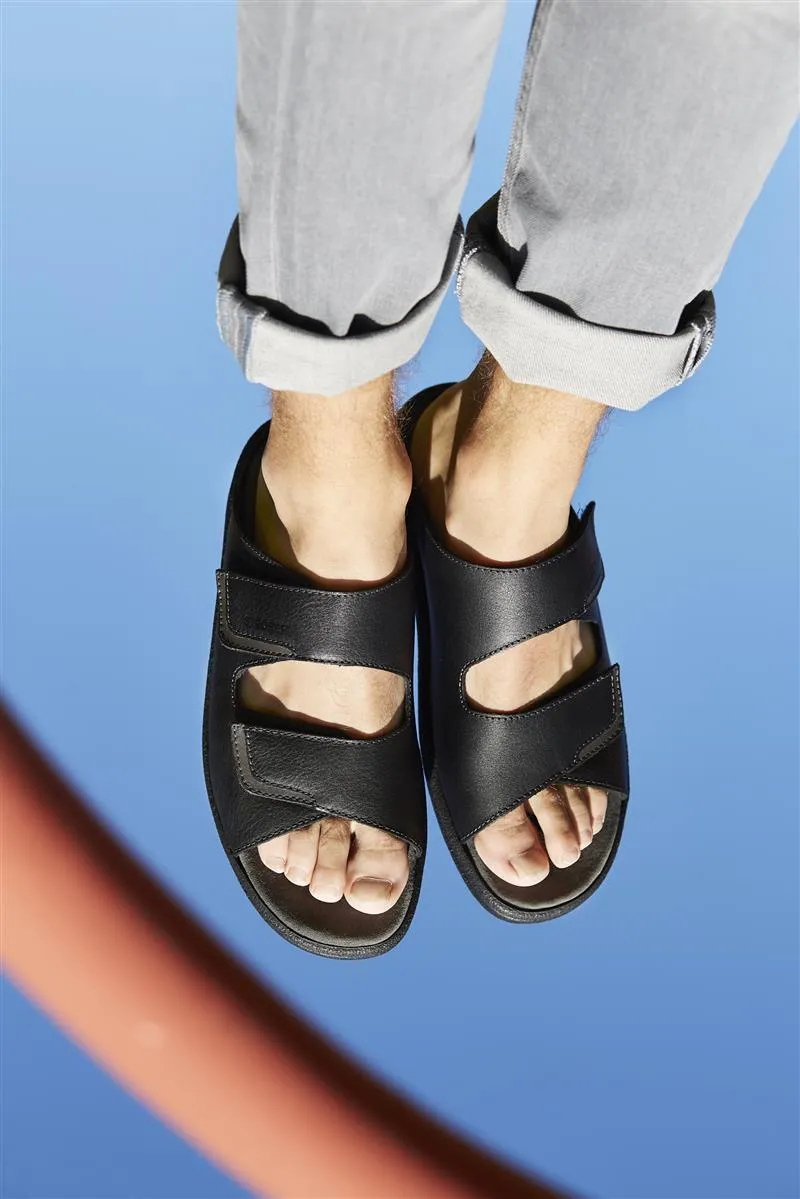 Schwarze MORITZ Sneakers aus SportNappa, seitlich auf einem hellen Untergrund platziert, zeigen modernes Design und bequeme Passform.