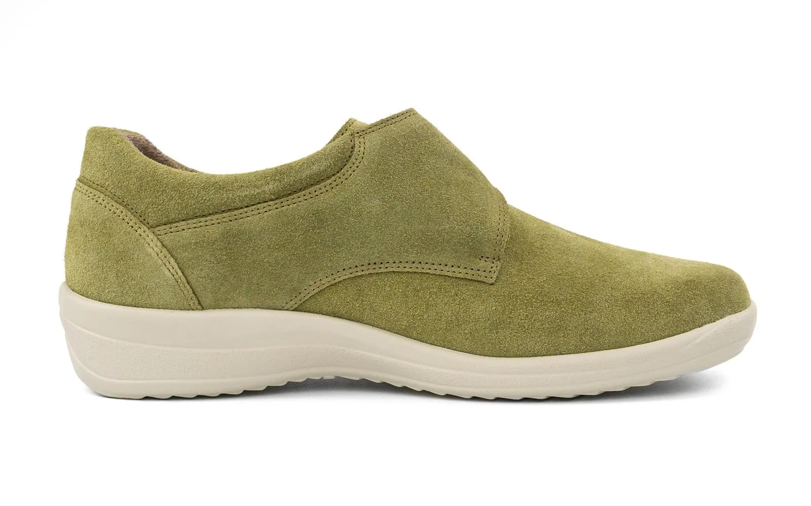 MARLA Velour Schuhe in Bambusfarbe, seitlich platziert auf einem hellen Untergrund. Hochwertiges und bequemes Design.