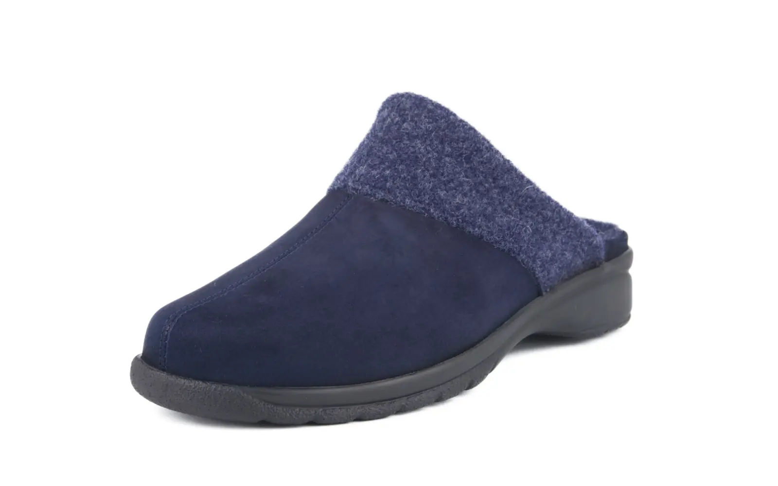 Der Schuh GRETA in marine aus Nubuk Filz, elegant und bequem, seitlich auf einem hellen Untergrund abgebildet.