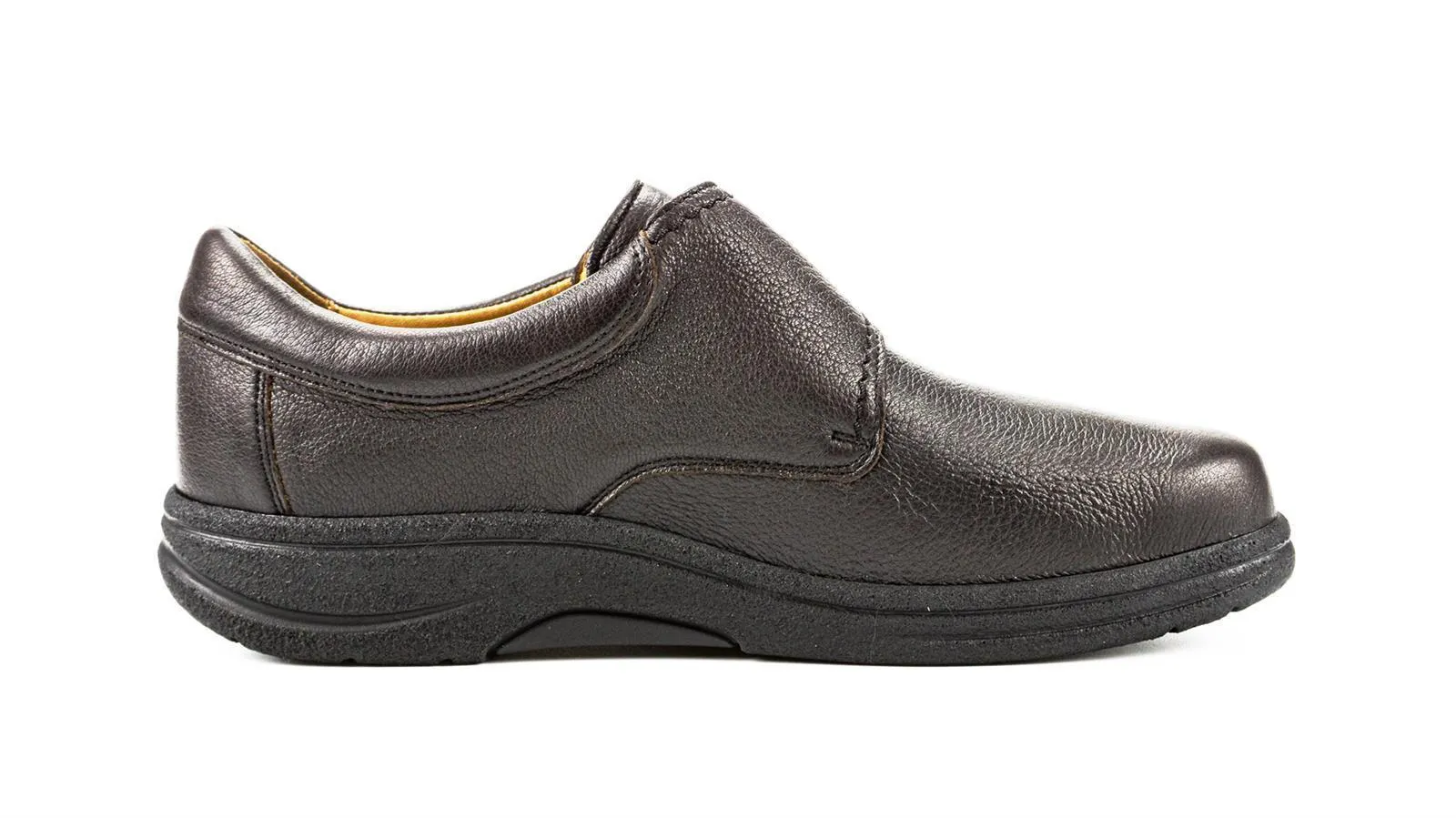Der Schuh MARLON aus Hirschleder in Espresso steht elegant auf einem weißen Hintergrund und zeigt seine feine Verarbeitung und stilvolle Form.