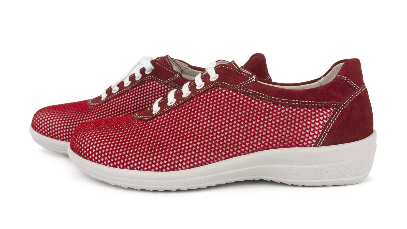 Rote MERLE Schuhe aus Mesh Nubuk, seitlich betrachtet, auf einem neutralen Hintergrund.