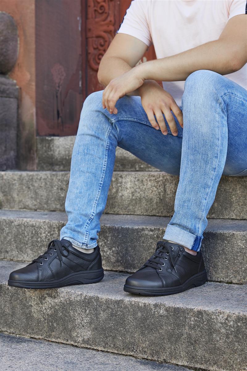 Der Schuh MERLIN aus schwarzem Hirsch-SportNappa, Weite K/M, in seitlicher Ansicht mit eleganter, bequemer Silhouette.