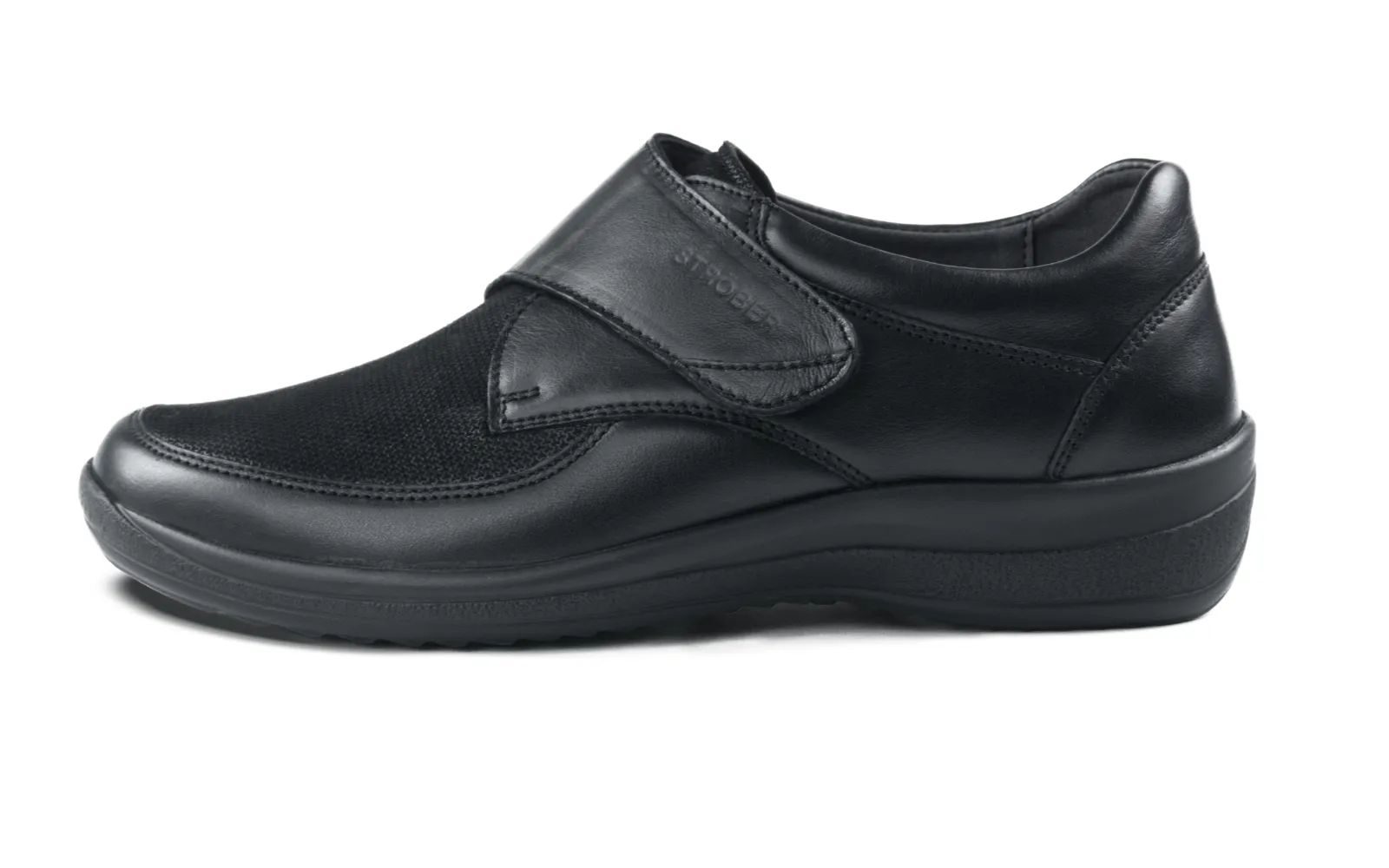 Der Schuh MURIEL Nappa + Stretch in schwarz ist seitlich abgebildet, zeigt seine hochwertige Verarbeitung und flexibles Design.