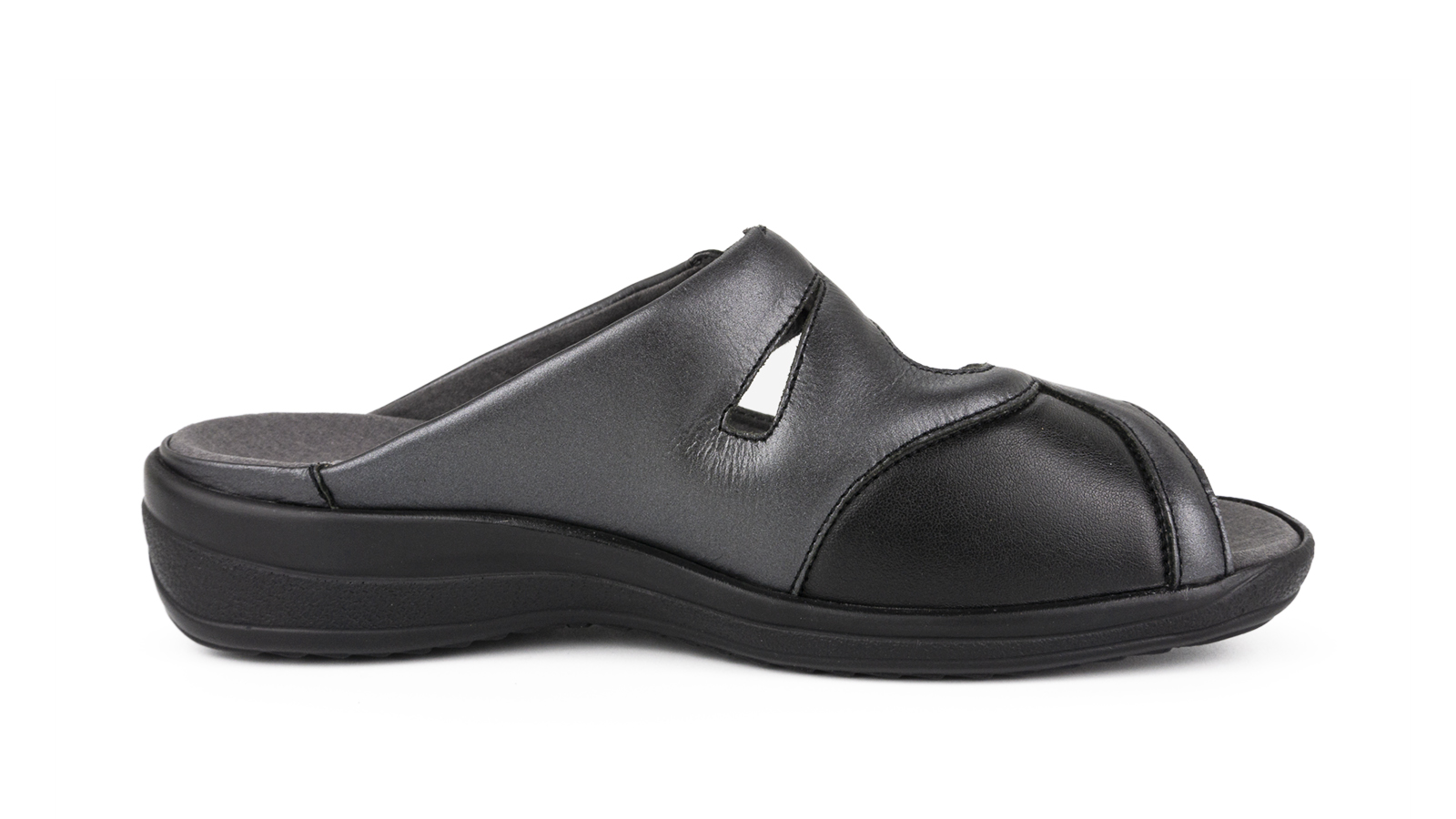 HEDI Schuh in Schwarz, aus Perlato und StretchNappa, seitlich auf einem weißen Hintergrund positioniert.