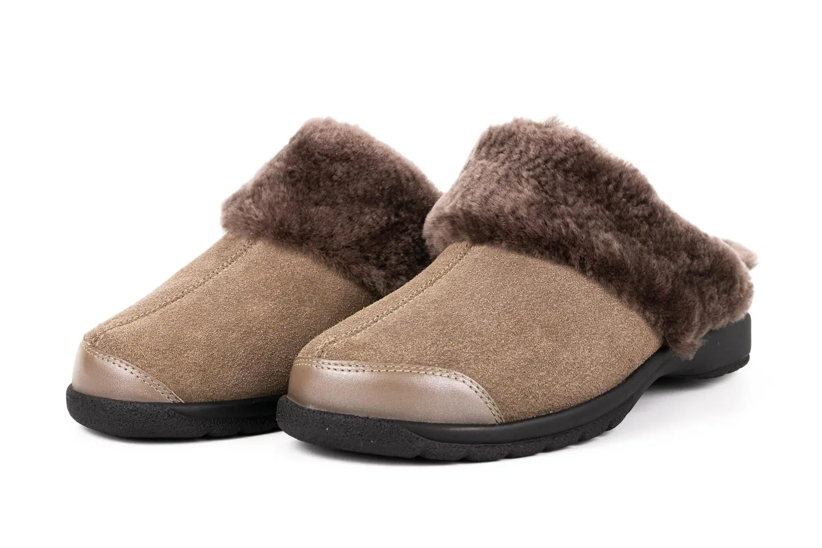 GABY Velour in erde, seitlich auf einem Holzuntergrund platziert, zeigt das elegante Design und die hochwertige Verarbeitung.