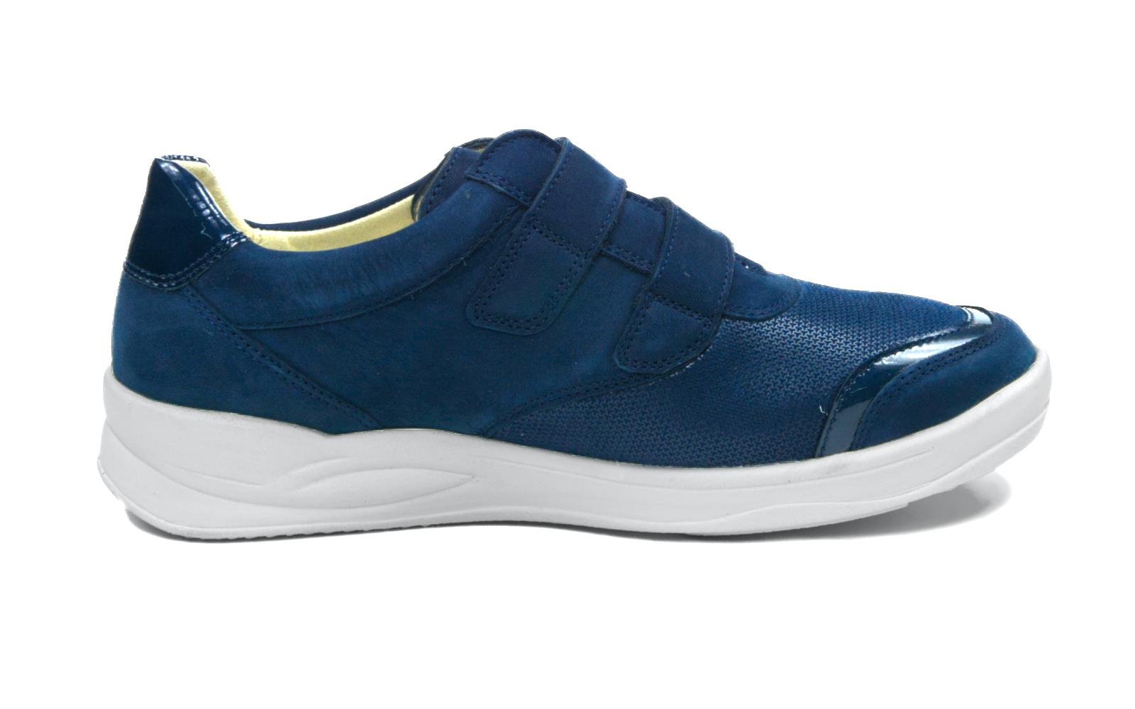 KOKO Nubuk + Stretch in marine, seitliche Ansicht auf einem neutralen Hintergrund, mit weichem Obermaterial und flexiblem Stretch-Einsatz.